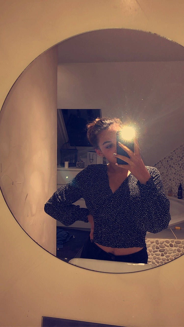 Lucie a rejoint le concours — aidez-le/la à gagner de superbes lots ! circle, cup, heat, lens_flare, mirror, person, reflection, tints_and_shades