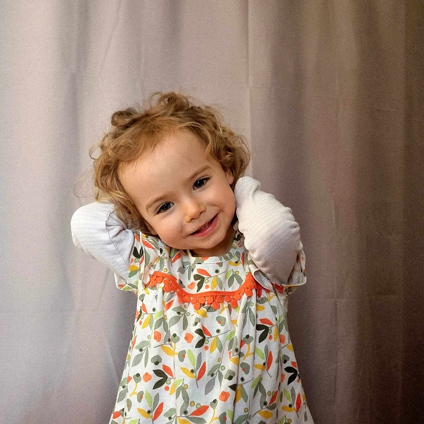 Soizic participe au concours pour gagner de l'argent avec cette photo : blonde, child, clothing, cushion, dress, face, fashion, female, girl, hair, happy, head, homedecor, indoors, person, photography, portrait, sitting, sleeve, smile