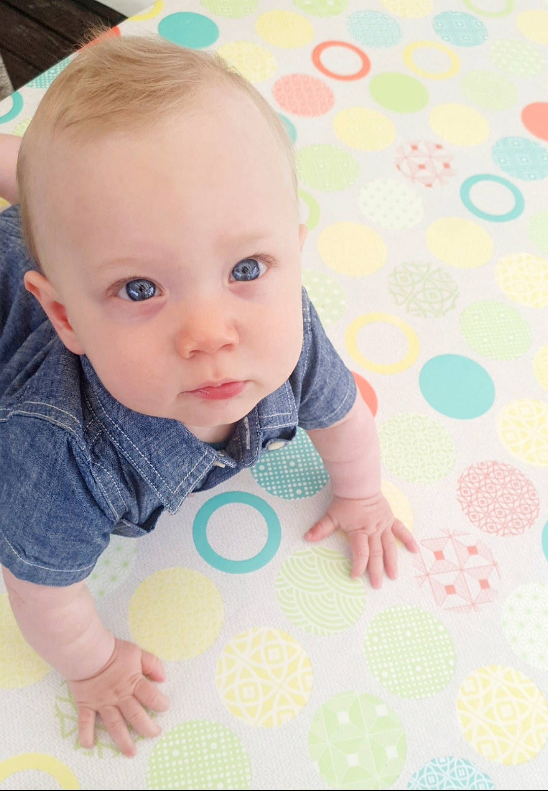 Nelson a rejoint le concours — aidez-le/la à gagner de superbes lots ! azure, baby, baby_products, baby_toddler_clothing, cheek, eye, finger, flooring, hand, happy, iris, linens, pattern, person, pink, product, skin, sleeve, t_shirt, textile