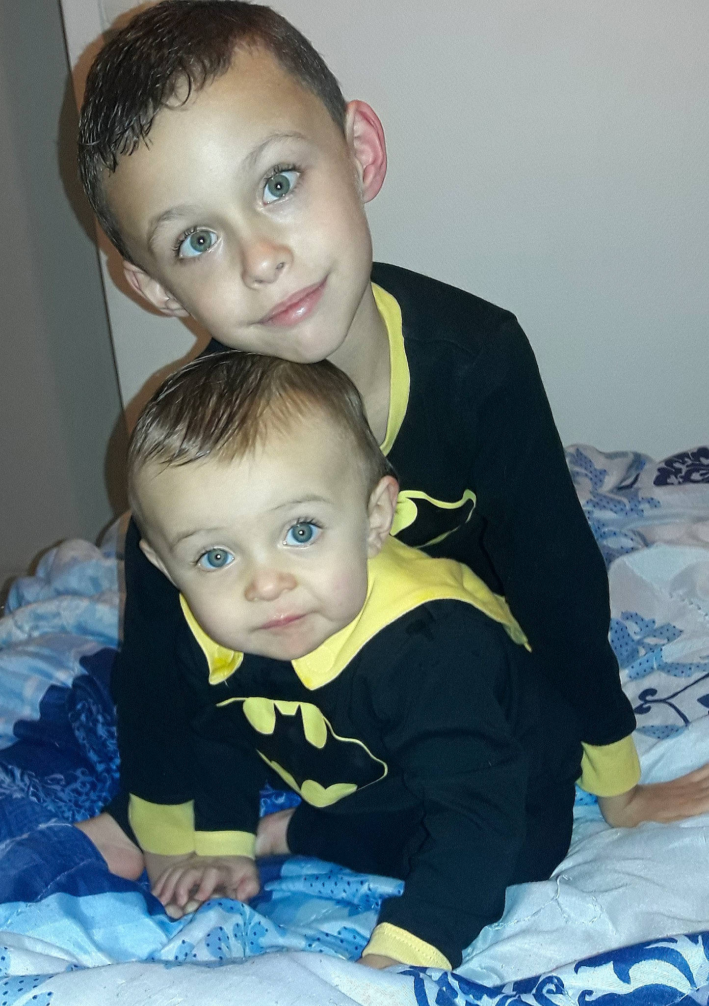 Jayden a rejoint le concours — aidez-le/la à gagner de superbes lots ! boy, child, day, eye, fun, girl, hairstyle, head, infant, person, product, sibling, sitting, skin, smile, toddler