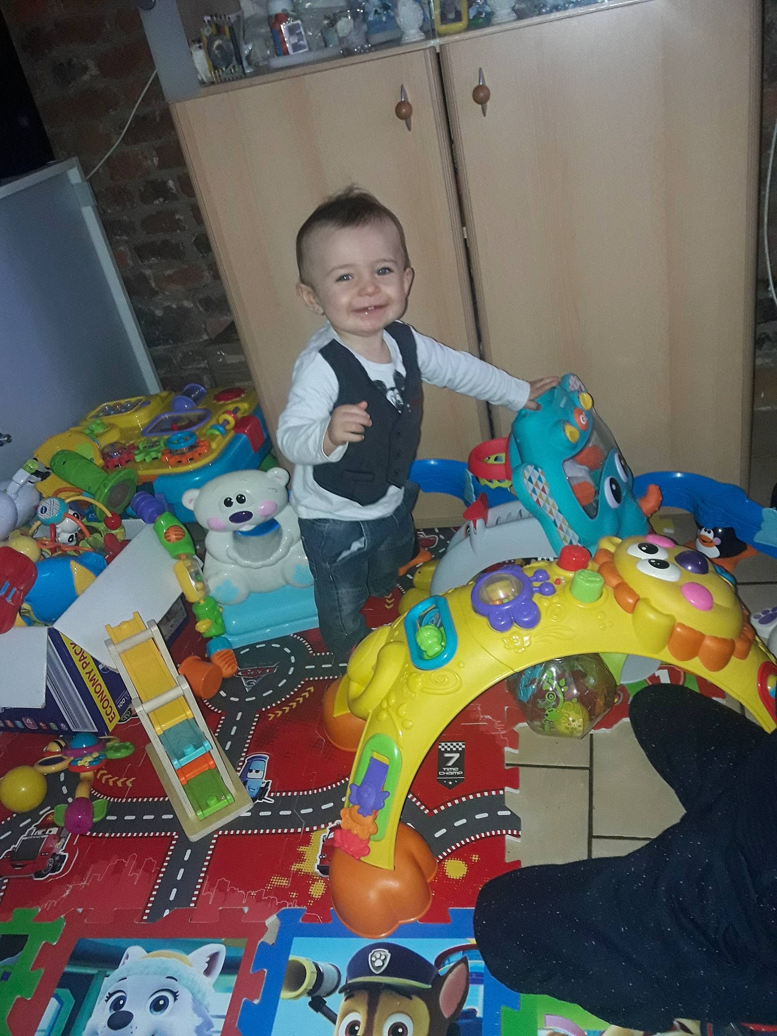 Jayden participe au concours pour gagner de l'argent avec cette photo : baby_toys, child, fun, joy, person, play, product, toddler, toy