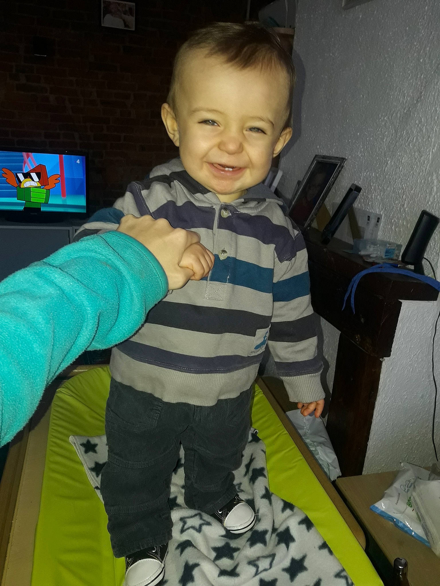 Jayden participe au concours pour gagner de l'argent avec cette photo : arm, boy, child, cool, day, eye, finger, fun, green, joy, outerwear, person, play, product, sitting, skin, smile, snapshot, standing, textile