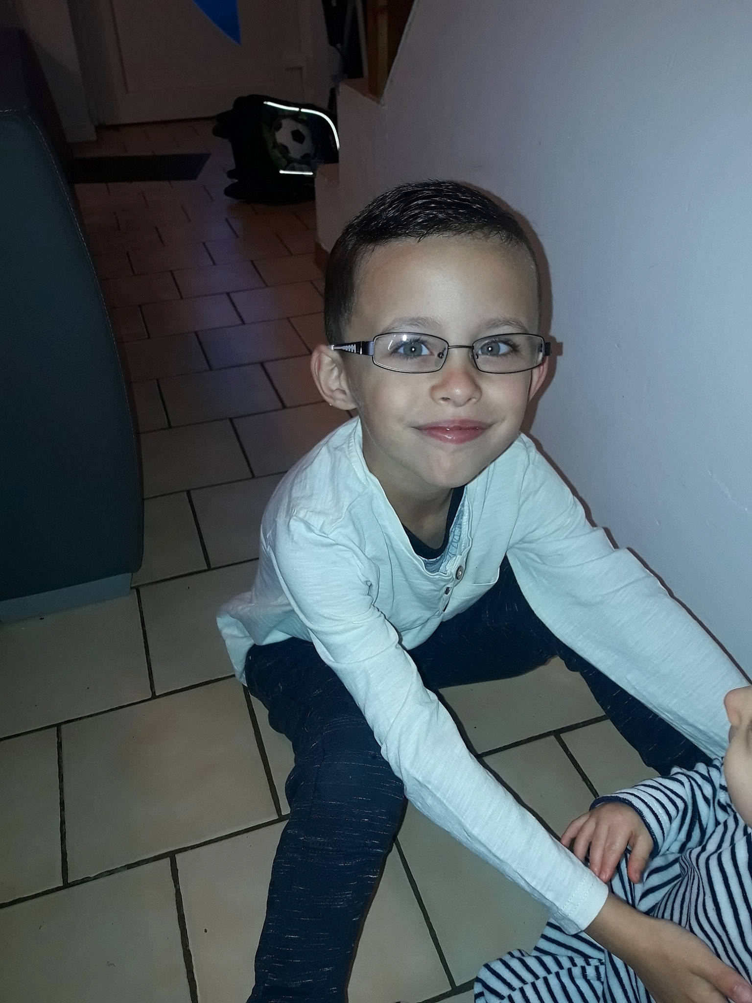 Wyatt participe au concours pour gagner de l'argent avec cette photo : boy, child, cool, day, eye, eyewear, face, fun, glasses, hair, hairstyle, head, person, sitting, skin, smile, snapshot, standing, vision_care, white