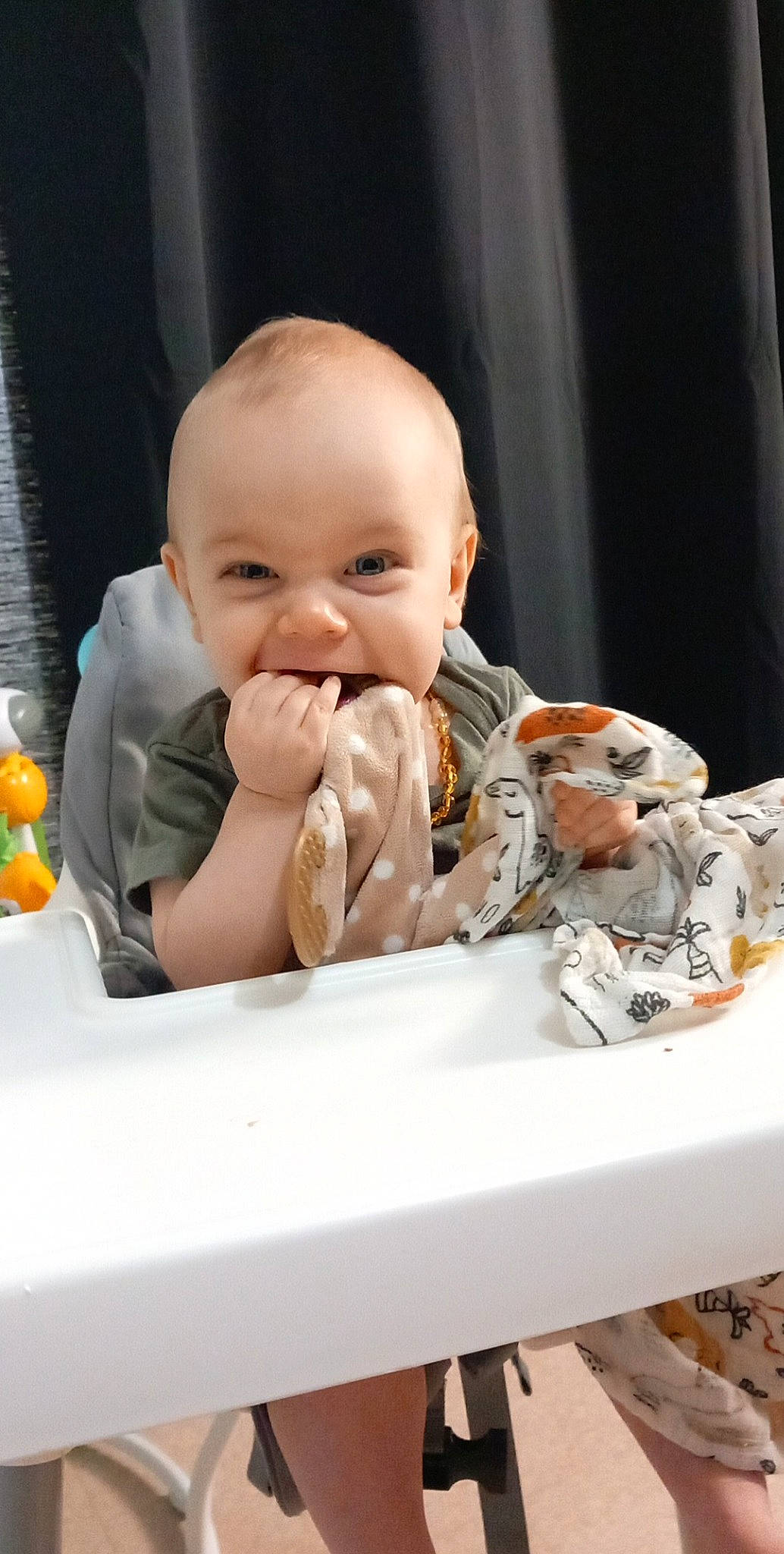 Taïk a rejoint le concours — aidez-le/la à gagner de superbes lots ! baby, baby_toddler_clothing, cake, cheek, child, comfort_food, eating, event, food_craving, fun, gesture, happy, laugh, nail, person, sitting, smile, sweetness, tableware, thumb