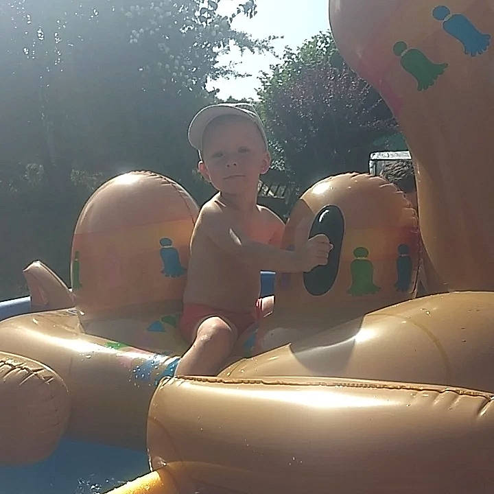 Caïs participe au concours pour gagner de l'argent avec cette photo : _geese_and_swans, chest, child, duck, ducks, fun, happy, inflatable, leisure, nonbuilding_structure, person, recreation, rubber_ducky, sunlight, swimming_pool, thigh, toddler, trunk, vacation, water