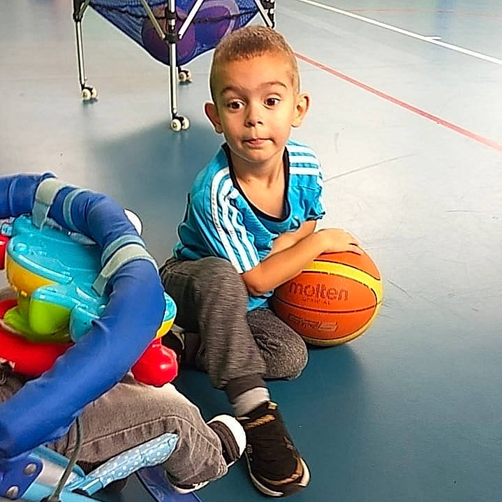 Lyäm a rejoint le concours — aidez-le/la à gagner de superbes lots ! ball, ball_game, basketball, basketball_court, basketball_moves, basketball_player, electric_blue, fun, knee, leisure, person, player, shorts, sneakers, sports, sports_equipment, sportswear, streetball, team_sport, toddler