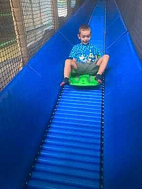 Lyäm a rejoint le concours — aidez-le/la à gagner de superbes lots ! blue, blurred, bounce_house, chute, electric_blue, fence, fun, inflatable, leisure, mesh, nonbuilding_structure, outdoor_play_equipment, person, play, playground, recreation, shorts, smile, stairs, symmetry