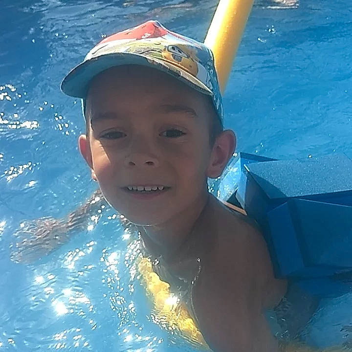 Lyäm a rejoint le concours — aidez-le/la à gagner de superbes lots ! azure, baseball_cap, cap, chest, child, electric_blue, fashion_accessory, fun, happy, hat, head, headgear, headwear, joy, leisure, person, personal_protective_equipment, recreation, smile, summer