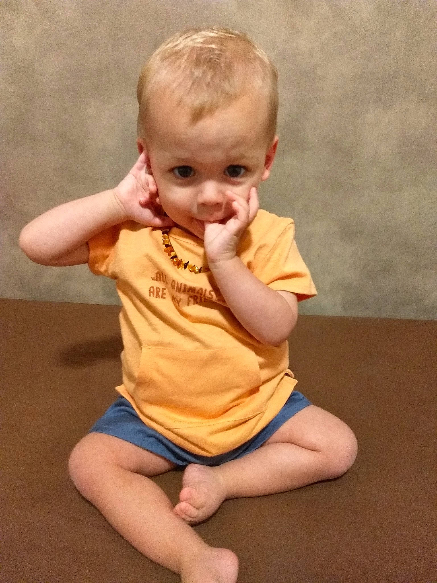 Ryan participe au concours pour gagner de l'argent avec cette photo : baby_toddler_clothing, blond, cheek, child, elbow, finger, flooring, fun, hair, happy, head, human_body, human_leg, knee, neck, person, skin, sleeve, thigh, thumb