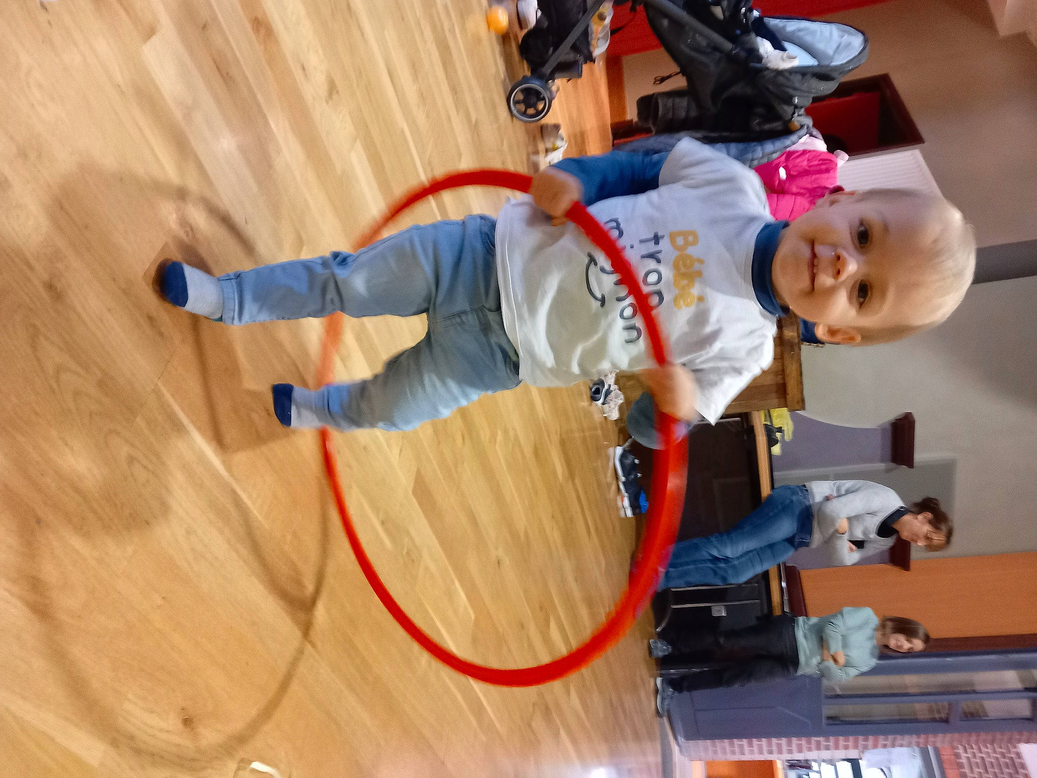 Ryan participe au concours pour gagner de l'argent avec cette photo : child, fictional_character, flooring, fun, hardwood, knee, performing_arts, person, recreation, smile, sports, sportswear, toddler, walking_shoe, wood, wood_flooring, wood_stain