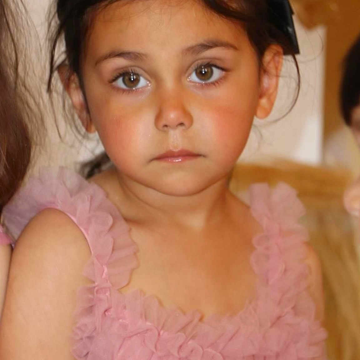 Nola participe au concours pour gagner de l'argent avec cette photo : black_hair, bow, brown_eyes, child, childhood, closeup, cute, expression, face, fashion, girl, indoor, person, photography, pink_dress, portrait, ruffles, serious, soft_lighting, young_child
