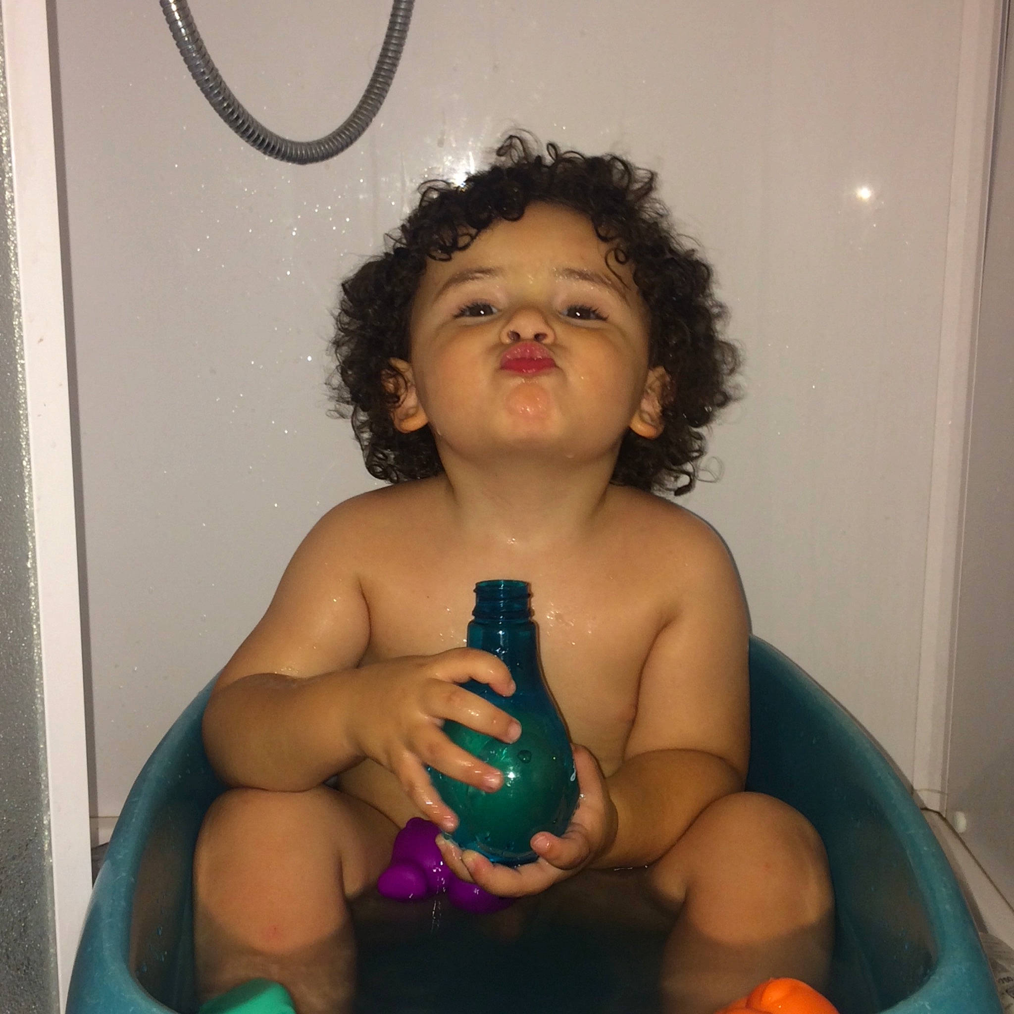 Elyas participe au concours pour gagner de l'argent avec cette photo : arm, cheek, chin, eyebrow, facial_expression, gesture, hand, human_body, iris, jaw, joint, lip, mouth, muscle, neck, nose, organ, person, shoulder, skin