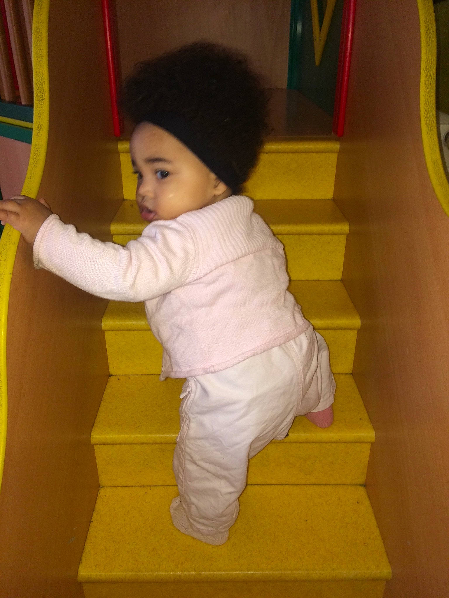 Kayla a rejoint le concours — aidez-le/la à gagner de superbes lots ! baby, baby_toddler_clothing, cap, child, flooring, fun, human_leg, magenta, person, play, room, sleeve, stairs, toddler, wood, yellow