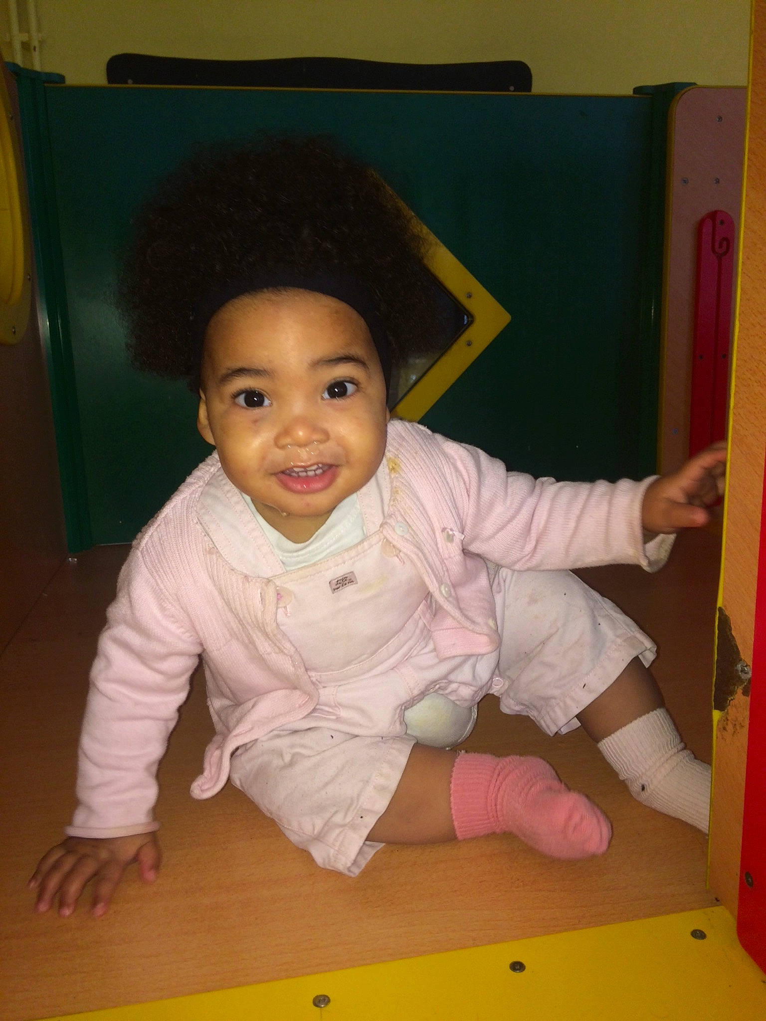 Kayla a rejoint le concours — aidez-le/la à gagner de superbes lots ! baby, baby_toddler_clothing, cap, cheek, child, crawling, facial_expression, flooring, fun, happy, hardwood, outerwear, person, room, sitting, sleeve, smile, standing, thumb, toddler