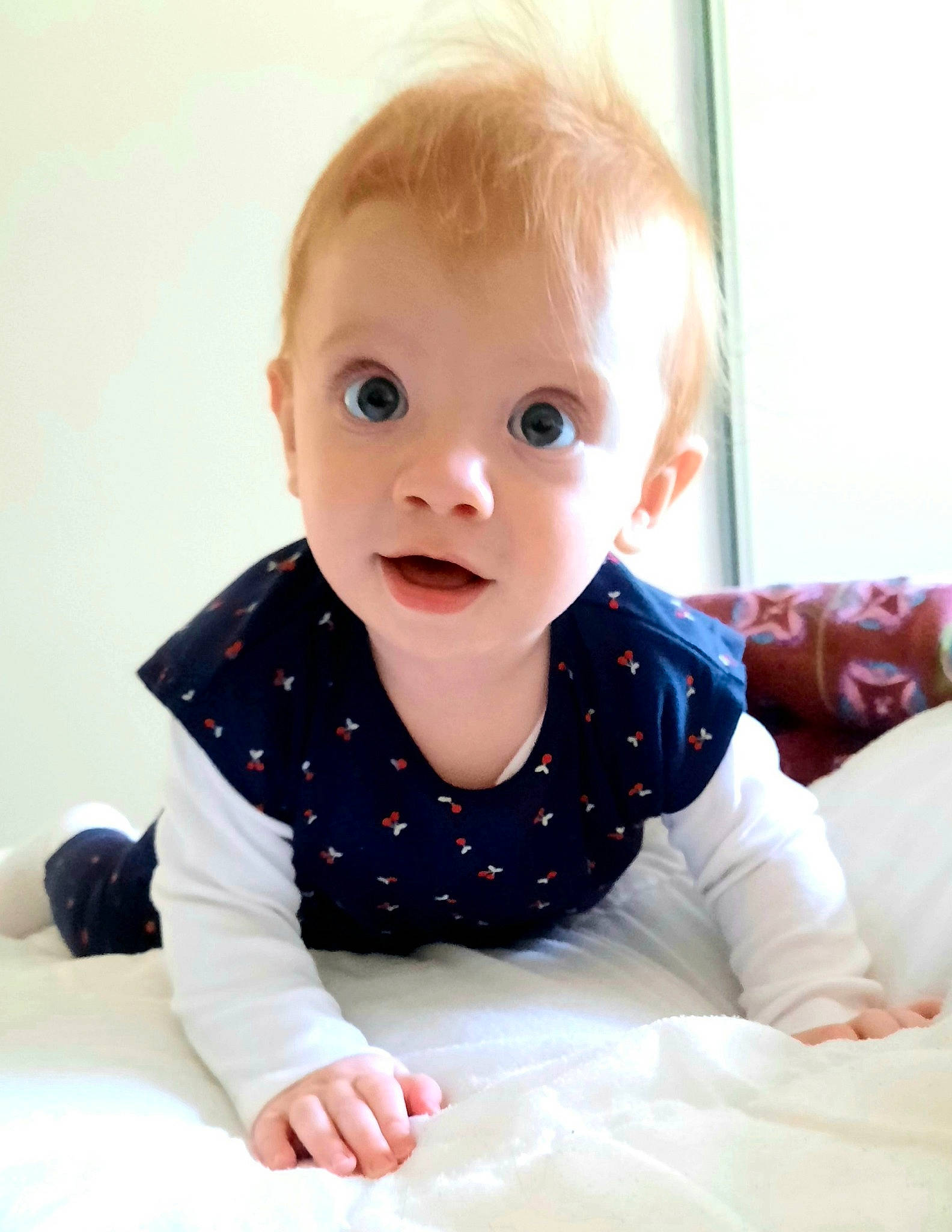 Liséa participe au concours pour gagner de l'argent avec cette photo : baby, baby_toddler_clothing, beauty, cheek, child, crawling, eye, face, finger, head, lip, nose, person, sitting, skin, sleeve, smile, surprise, toddler, tummy_time