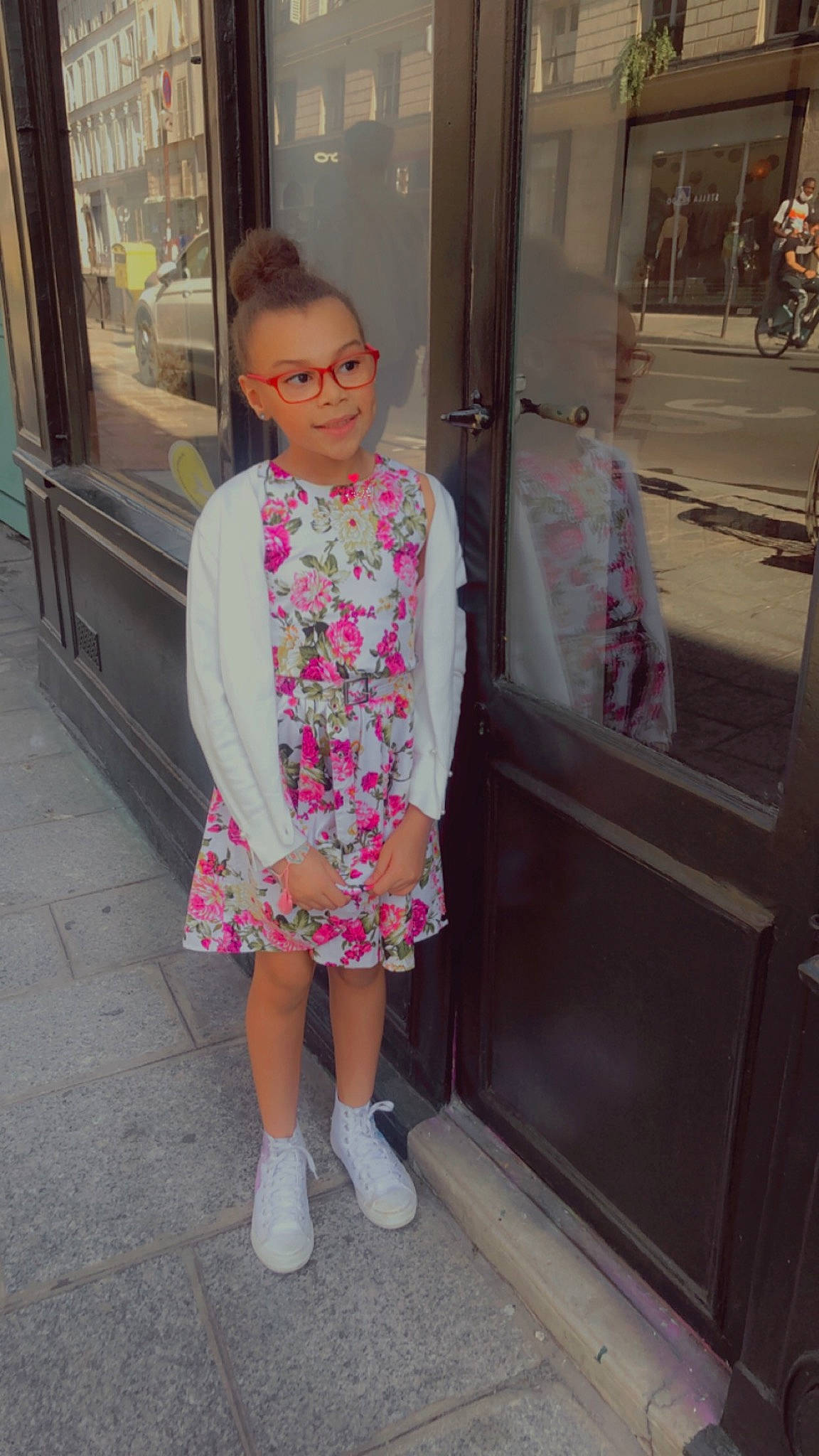Camillia a rejoint le concours — aidez-le/la à gagner de superbes lots ! day_dress, design, door, eyewear, fashion_design, formal_wear, human_leg, joy, knee, magenta, pattern, person, pink, sandal, shoe, sleeve, sock, standing, street_fashion, sunglasses