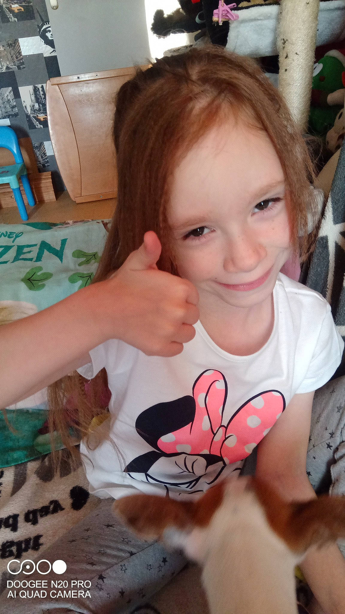 Amelia a rejoint le concours — aidez-le/la à gagner de superbes lots ! arm, baby_toddler_clothing, chair, cheek, child, eye, eyelash, finger, fun, happy, head, joy, mammal, mouth, neck, person, skin, sleeve, smile, t_shirt