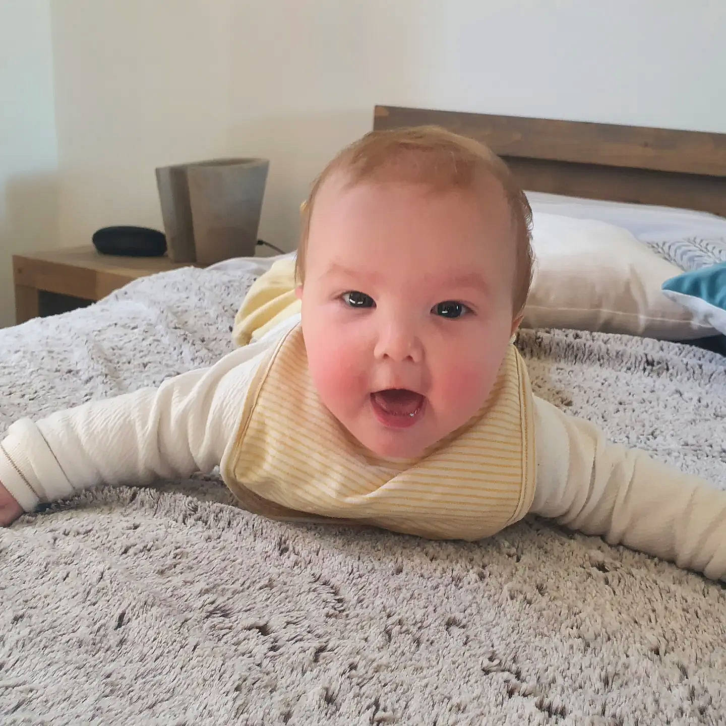 Lara a rejoint le concours — aidez-le/la à gagner de superbes lots ! baby, baby_toddler_clothing, cheek, comfort, crawling, eye, eyebrow, floor, flooring, grass, happy, hardwood, head, linens, nose, person, sleeve, smile, toddler, tummy_time