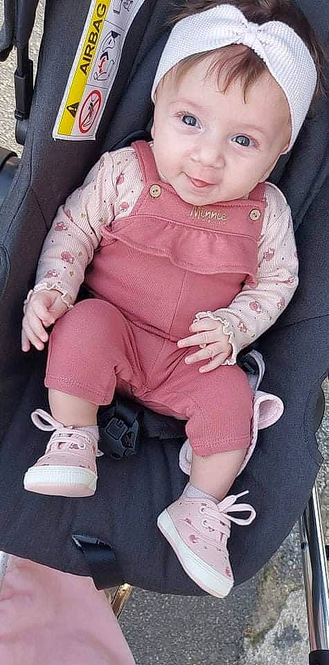 Aïna a rejoint le concours — aidez-le/la à gagner de superbes lots ! arm, baby, baby_toddler_clothing, cheek, finger, footwear, joint, knee, leg, lip, person, pink, shoe, skin, sleeve, smile, sock, textile, thigh, toddler