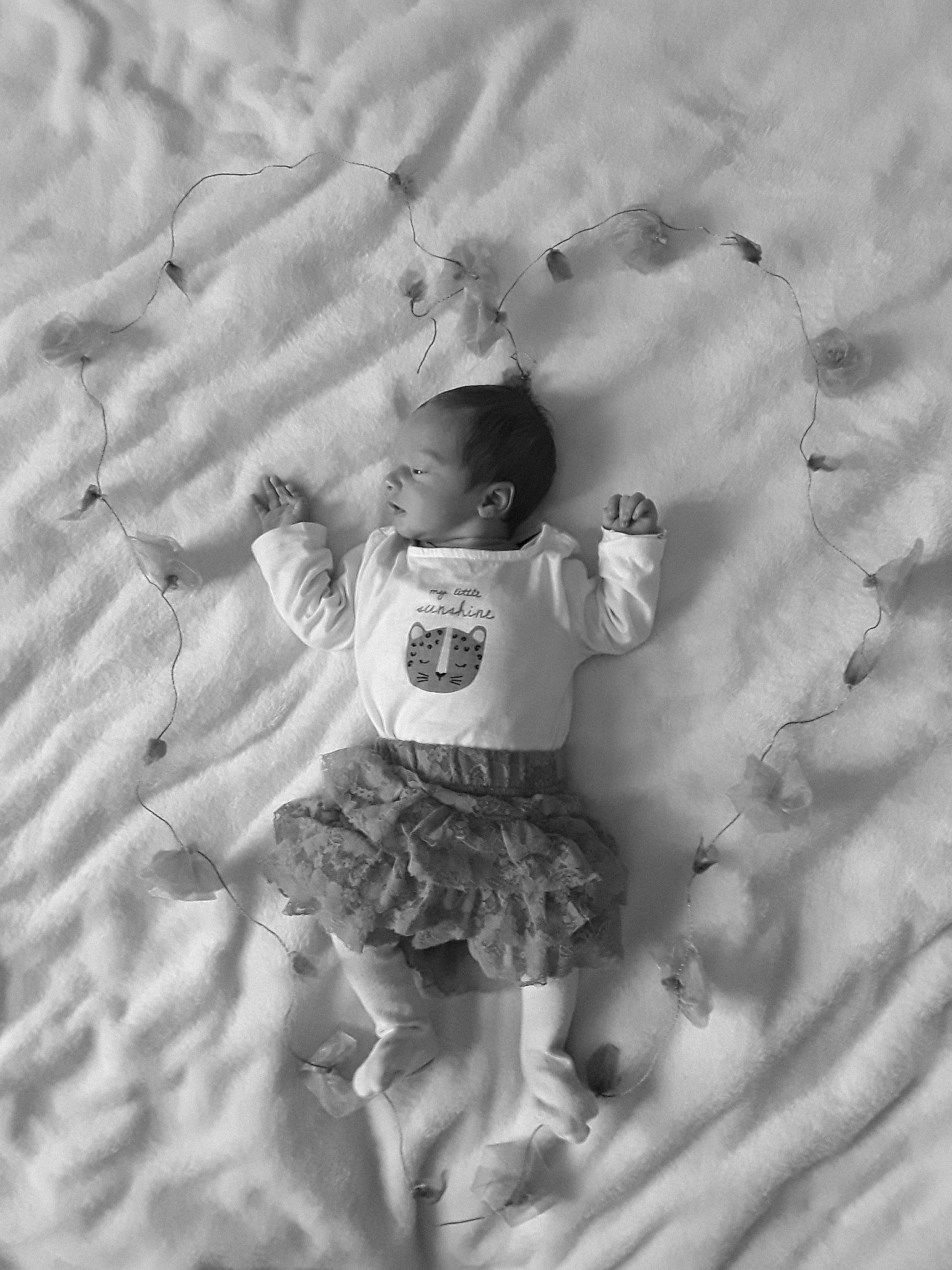 Noéline participe au concours pour gagner de l'argent avec cette photo : black_and_white, child, drawing, monochrome, monochrome_photography, person, photograph, photography, snapshot, stock_photography, style, white