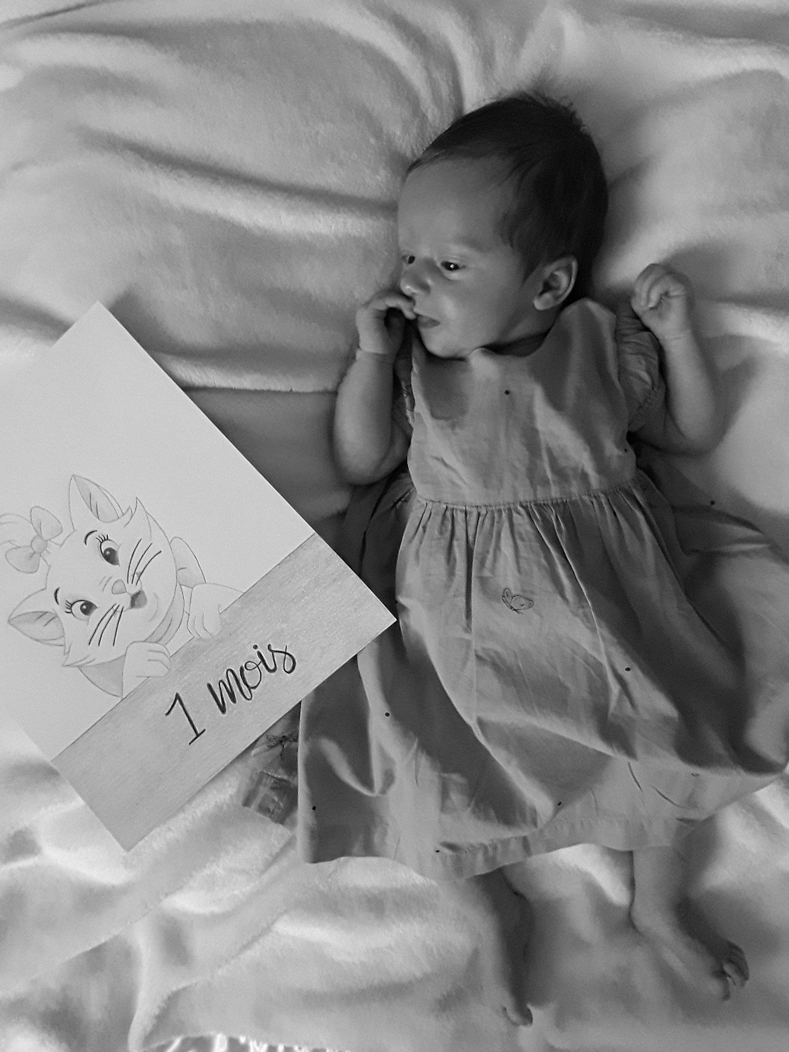 Noéline a rejoint le concours — aidez-le/la à gagner de superbes lots ! baby, bedtime, black_and_white, child, monochrome, person, photograph, photography, stock_photography, style, toddler, white