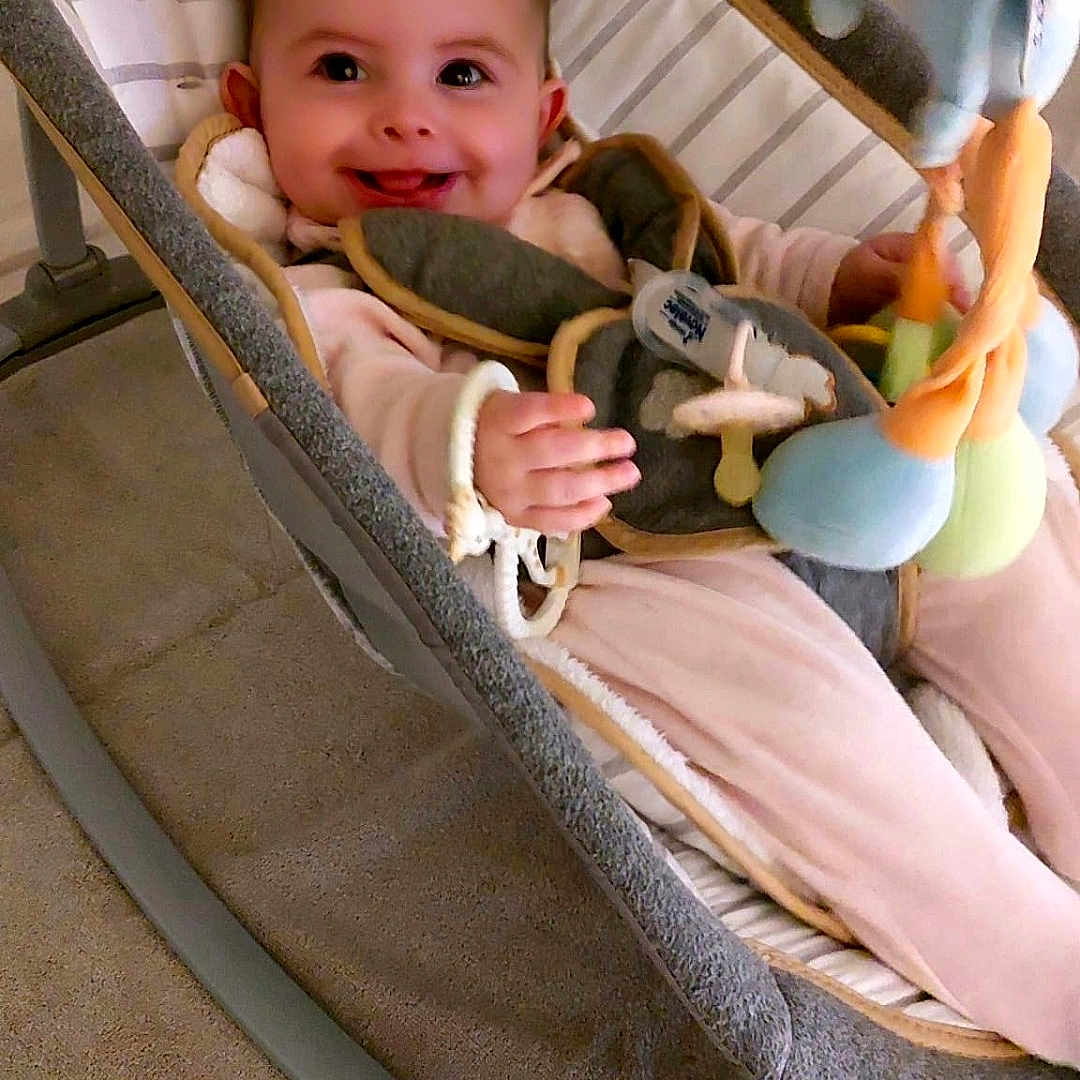 Nolwenn participe au concours pour gagner de l'argent avec cette photo : baby, baby_rocker, carpet, child, clothing, comfort, cute, face, hand, happy, home, indoor, infant, person, playtime, plush_toy, relaxing, seat, smiling, toy