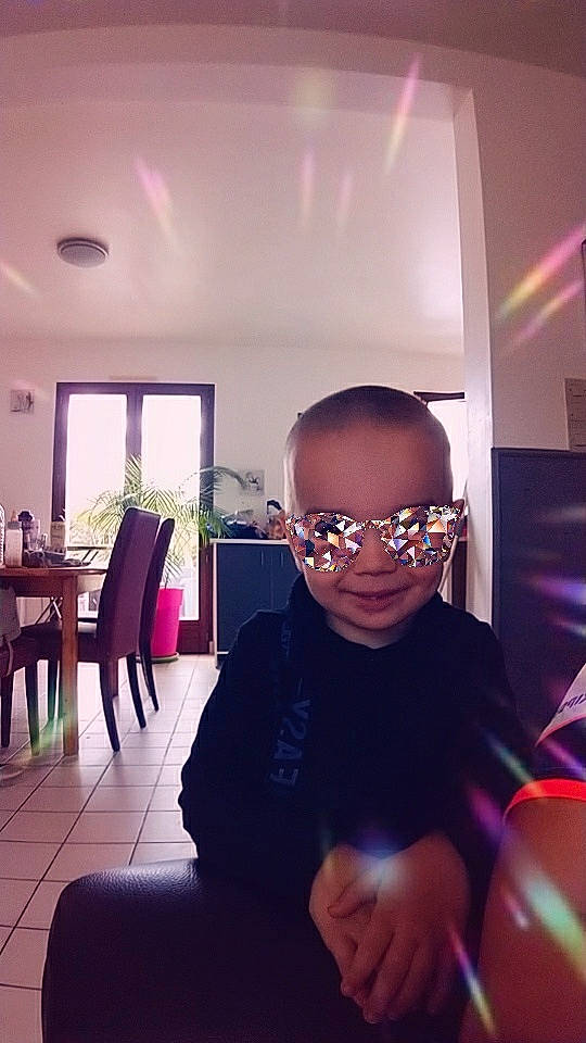 Enzzo a rejoint le concours — aidez-le/la à gagner de superbes lots ! cool, ear, eyewear, fun, glasses, head, house, interior_design, person, photography, pink, restaurant, room, selfie, smile, vacation, vision_care