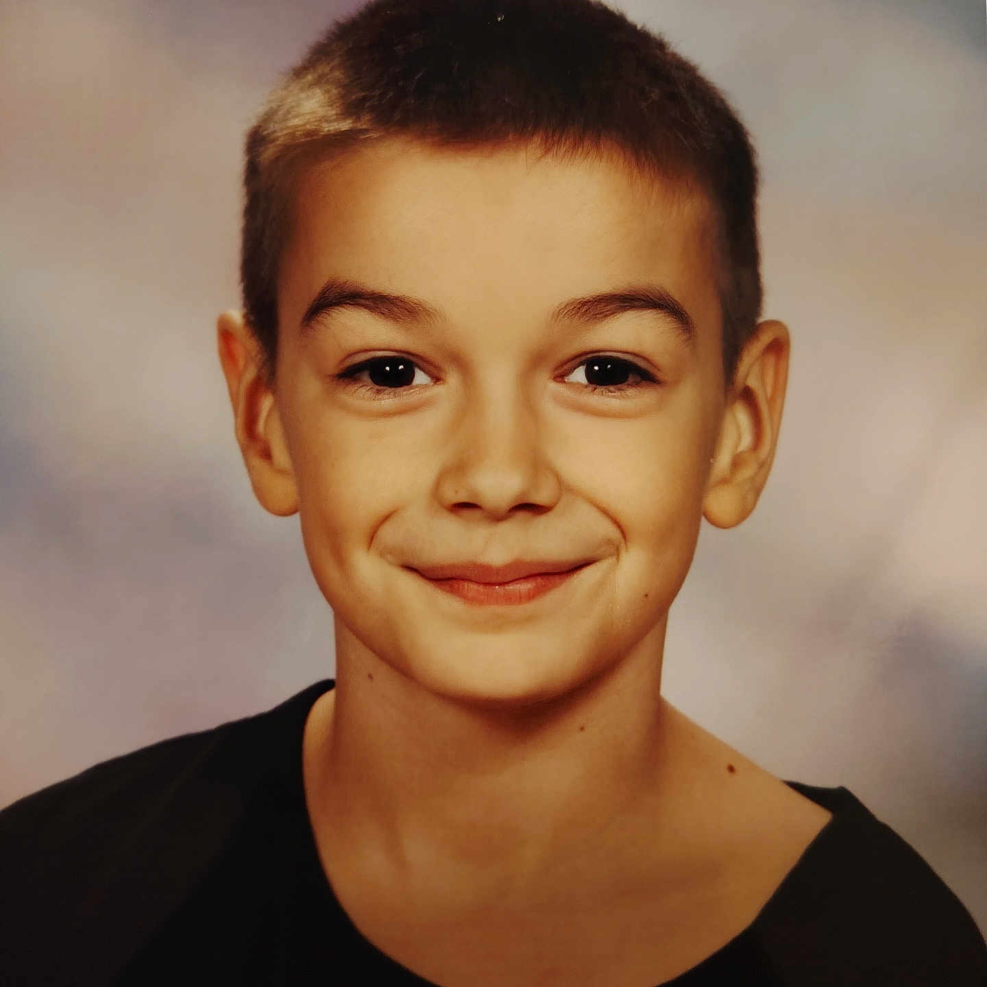 Enzzo participe au concours pour gagner de l'argent avec cette photo : black_shirt, boy, casual_clothing, child, eyes, face, friendly, happy, head_and_shoulders, human, indoors, person, photography, portrait, portrait_photo, short_hair, skin, smile, studio_background, young