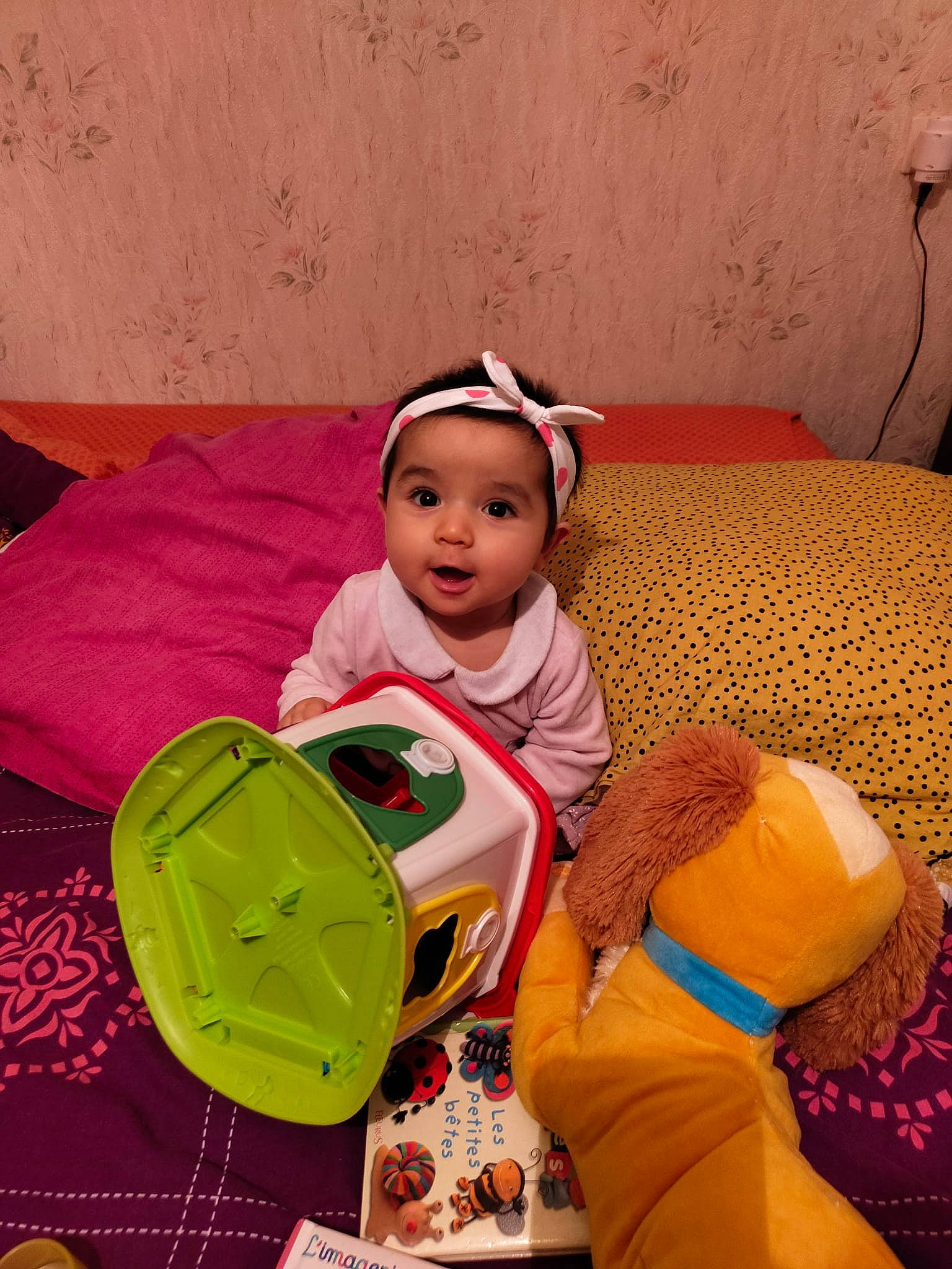 Hanaé a rejoint le concours — aidez-le/la à gagner de superbes lots ! baby, baby_products, baby_toddler_clothing, bag, child, comfort, fashion_accessory, flooring, fun, happy, head, headgear, leisure, linens, luggage_and_bags, person, room, sitting, stuffed_toy, toddler