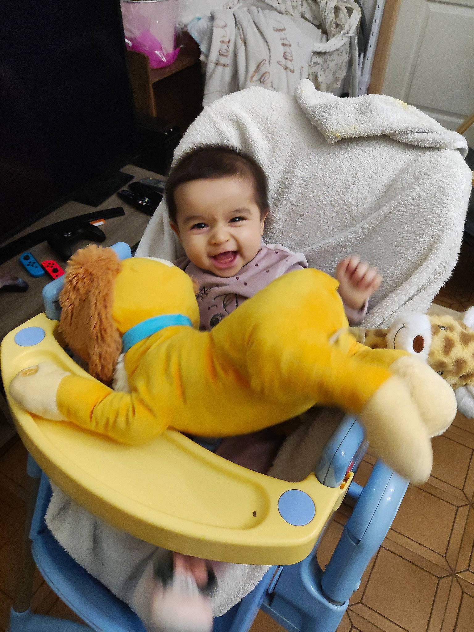 Hanaé participe au concours pour gagner de l'argent avec cette photo : baby, baby_products, baby_toddler_clothing, chair, child, comfort, fun, happy, lap, leg, leisure, person, play, product, recreation, room, sitting, smile, thigh, toddler