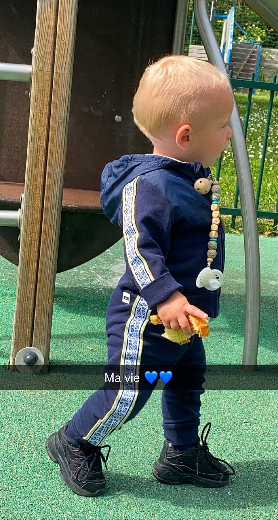 Kenzo participe au concours pour gagner de l'argent avec cette photo : baby, boot, child, electric_blue, footwear, fun, grass, human_leg, knee, leg, leisure, person, personal_protective_equipment, recreation, shoe, sleeve, sneakers, sportswear, street_fashion, sweatpant