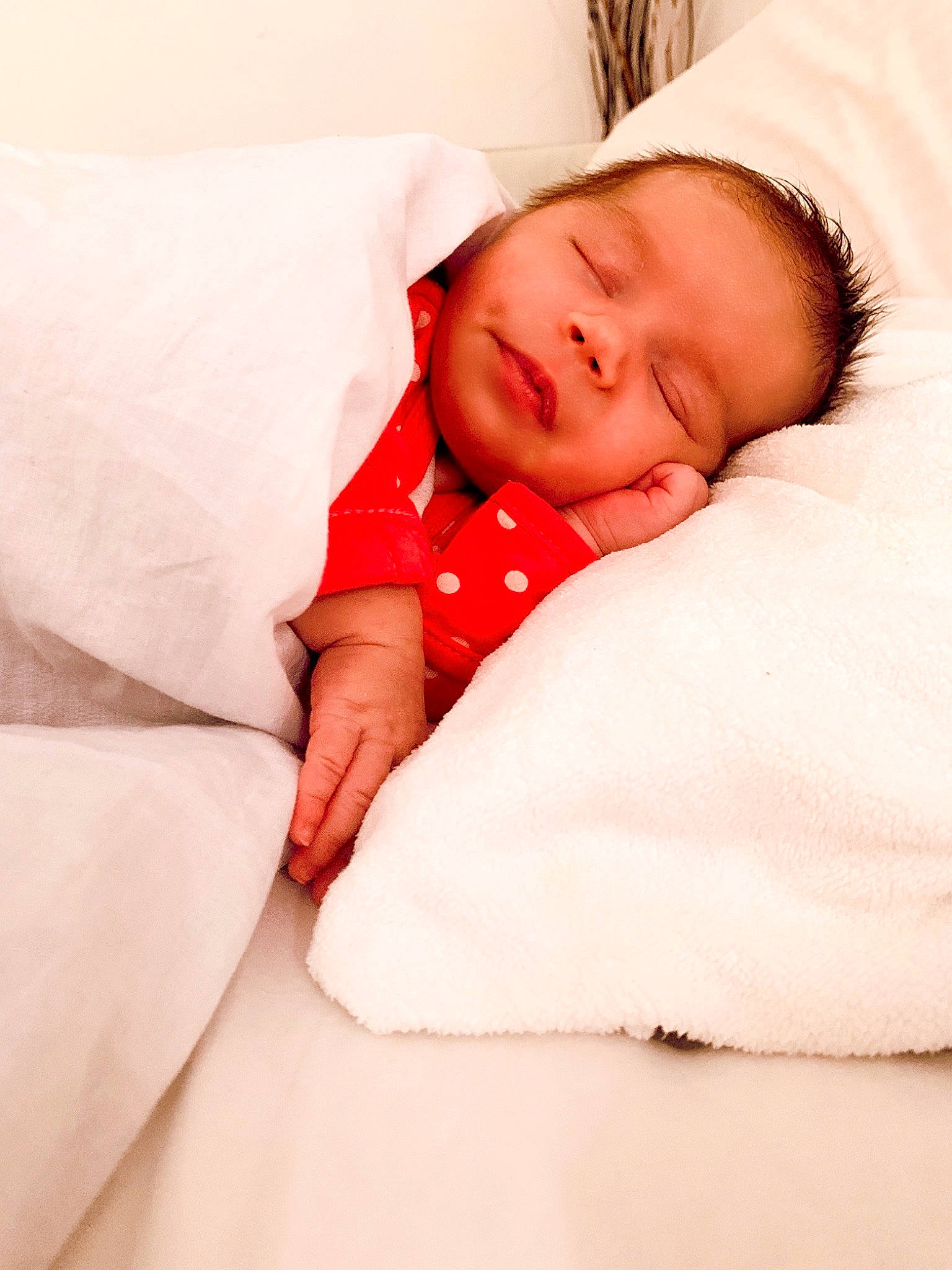 Kate a rejoint le concours — aidez-le/la à gagner de superbes lots ! baby, baby_sleeping, baby_toddler_clothing, bedding, bedtime, carmine, cheek, child, comfort, eye, face, flesh, happy, head, linens, lip, person, room, skin, sleeve