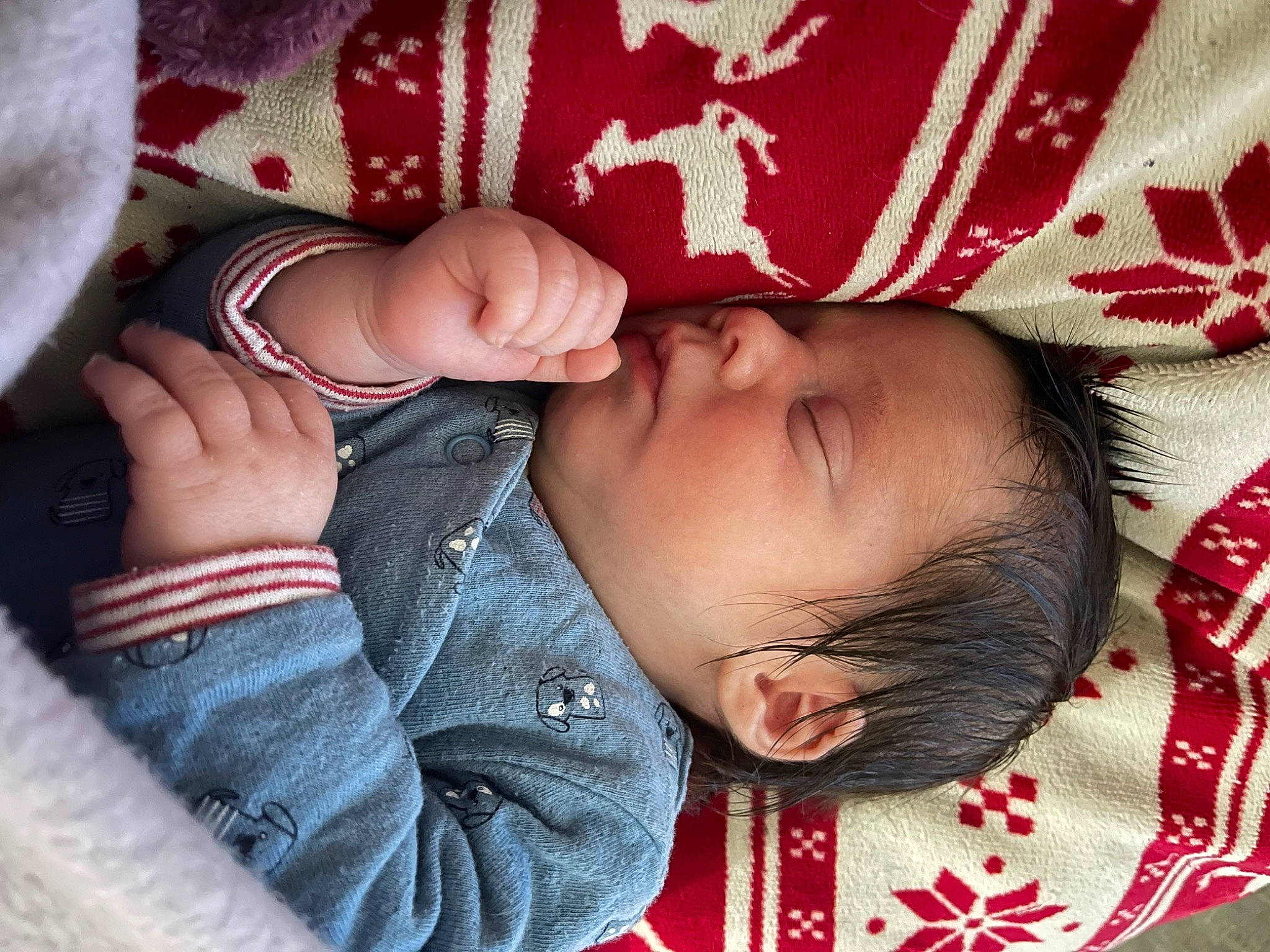 Lyam a rejoint le concours — aidez-le/la à gagner de superbes lots ! arm, baby, baby_toddler_clothing, cheek, chin, comfort, eye, eyelash, face, finger, gesture, hand, head, lip, mouth, nose, person, product, skin, sleeve