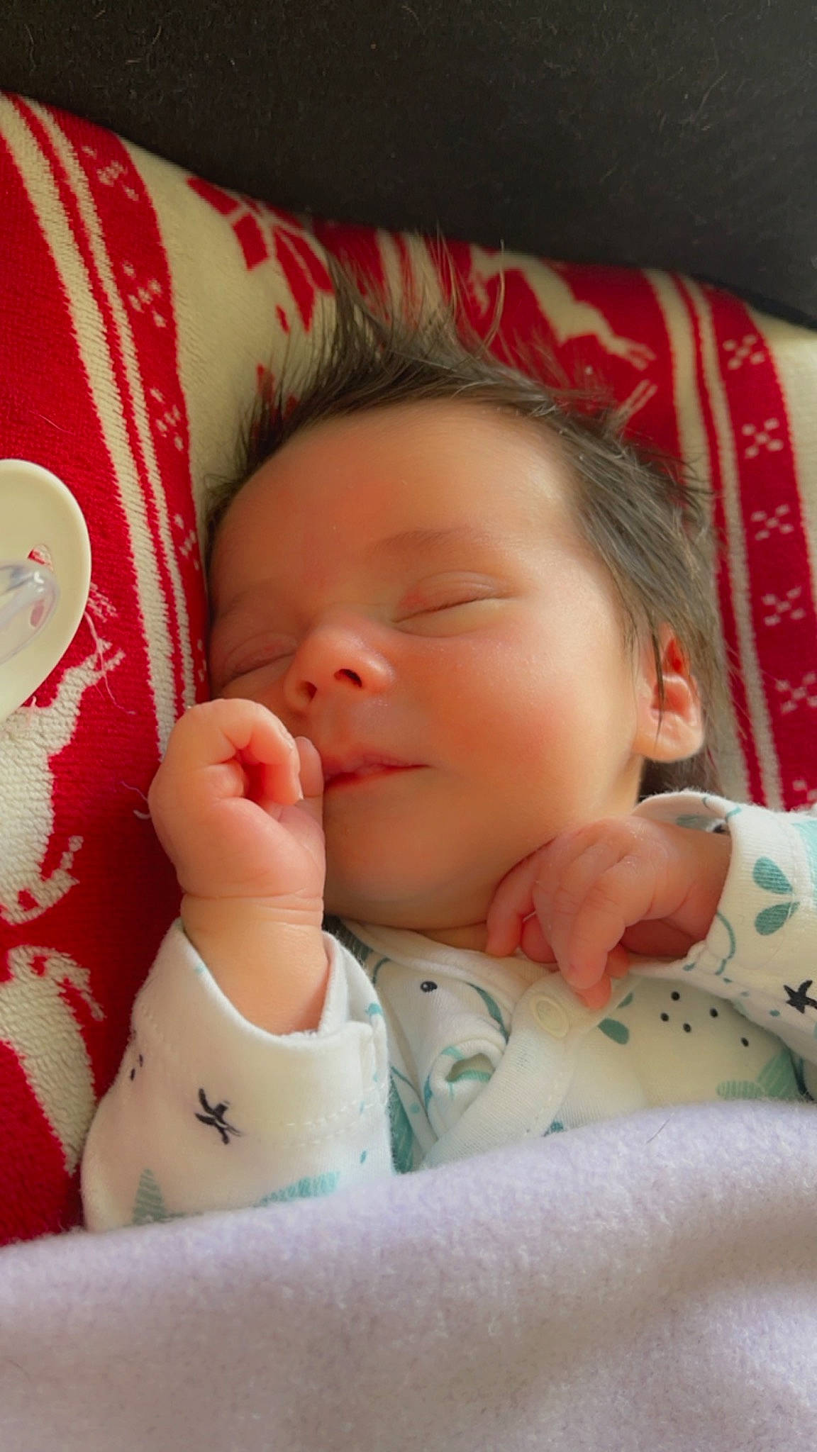 Lyam participe au concours pour gagner de l'argent avec cette photo : baby, baby_toddler_clothing, bedtime, cheek, child, chin, comfort, face, facial_expression, finger, flesh, head, linens, pattern, peach, person, skin, sleeve, textile, thumb