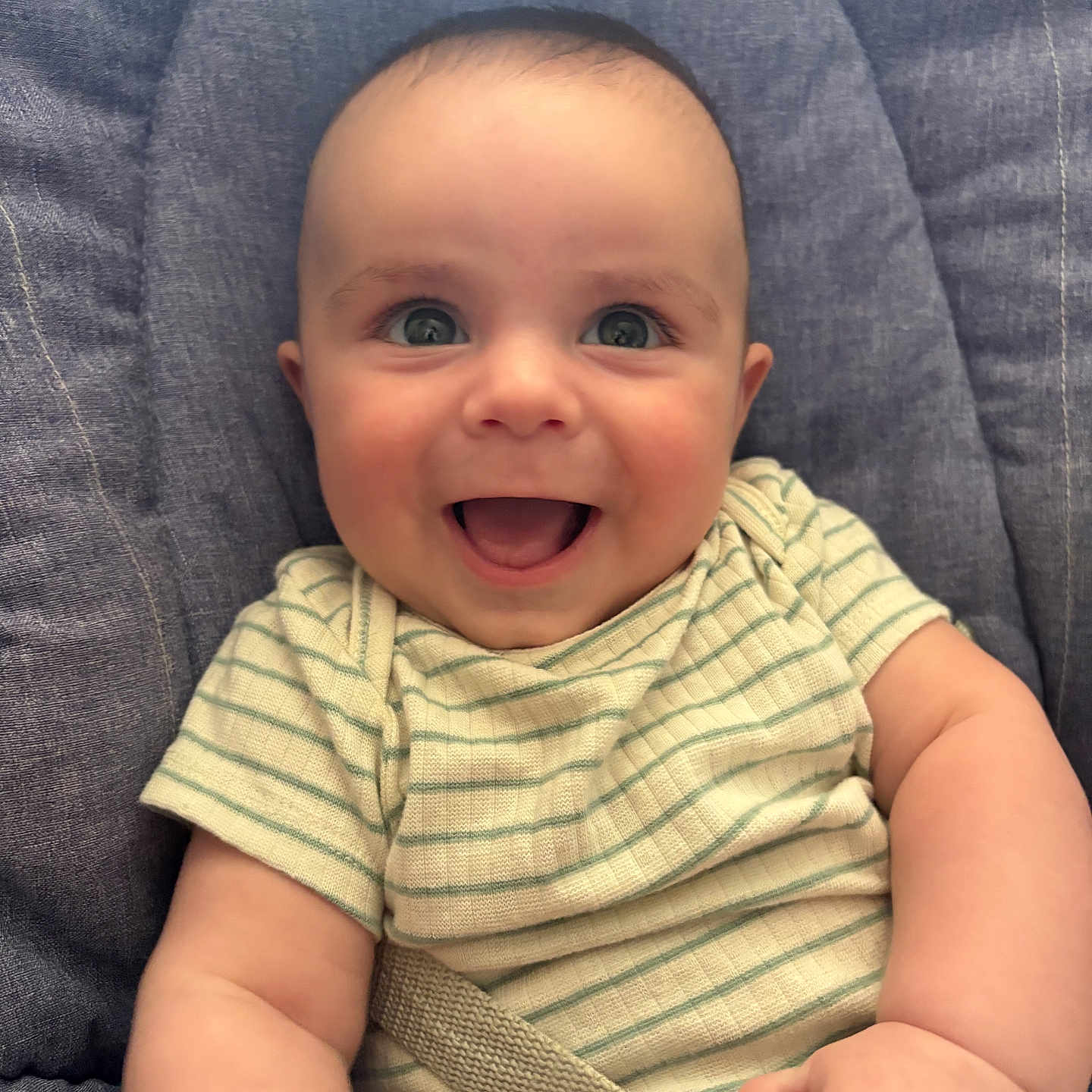 Pablo participe au concours pour gagner de l'argent avec cette photo : baby, baby_chair, child, cushion, cute, expression, face, hand, happy, indoors, infant, joy, onesie, person, portrait, seatbelt, skin, small_child, smiling, striped_clothing