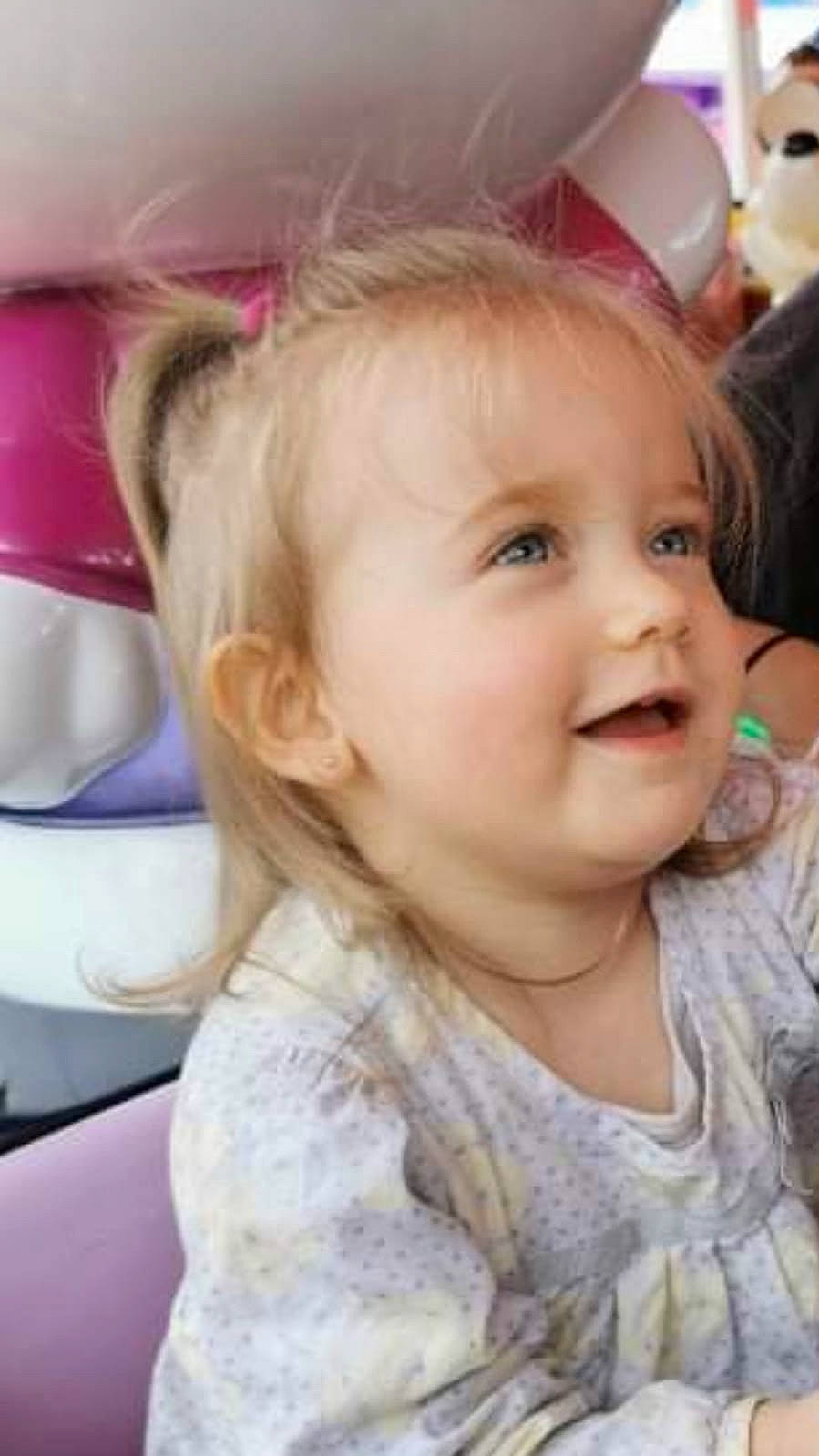 Couinie a rejoint le concours — aidez-le/la à gagner de superbes lots ! baby, baby_toddler_clothing, blond, cheek, child, ear, eyebrow, eyelash, fashion_accessory, fun, happy, iris, lip, magenta, nose, person, portrait_photography, skin, sleeve, smile