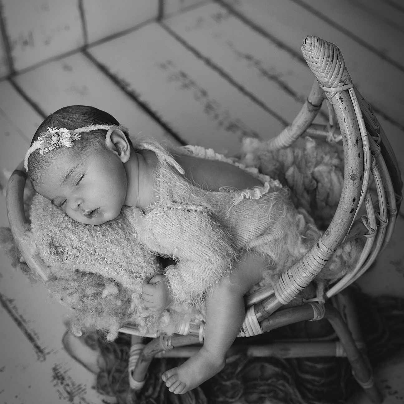 Kamila a rejoint le concours — aidez-le/la à gagner de superbes lots ! baby, black_and_white, child, cozy, cradle, cushion, cute, headband, indoors, infant, knitwear, newborn, peaceful, portrait, resting, sleeping, soft_texture, tender, wicker, wooden_floor