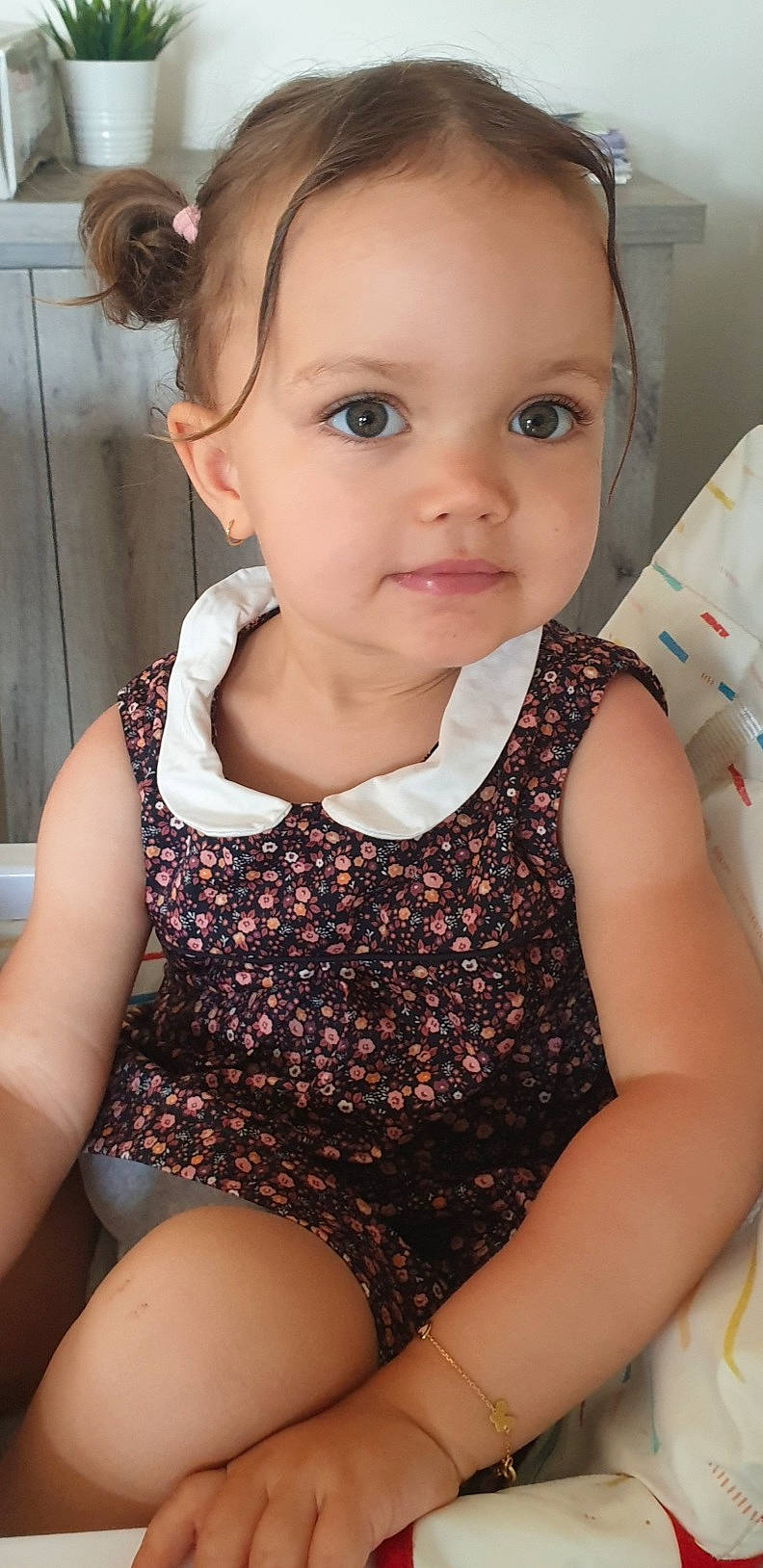 Vanille participe au concours pour gagner de l'argent avec cette photo : baby_toddler_clothing, cheek, cool, eye, eyelash, face, finger, hair, hairstyle, head, iris, lingerie_top, lip, mouth, neck, one_piece_swimsuit, organ, person, shoulder, skin