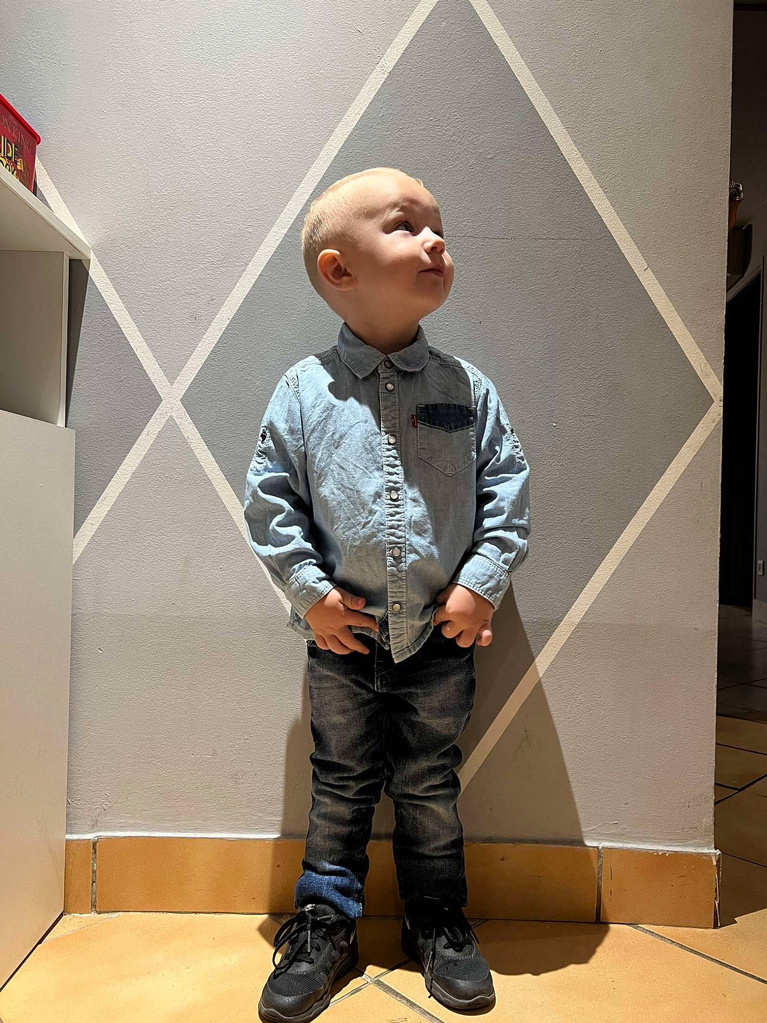 Tiago a rejoint le concours — aidez-le/la à gagner de superbes lots ! art, ceiling, child, eyewear, flooring, fun, paper, person, plaster, room, sleeve, toddler, tourist_attraction, visual_arts, wood