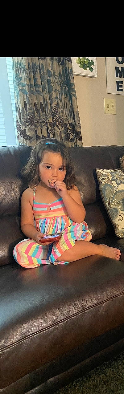 Avalynn is registered to the contest to win money with this photo: barefoot, comfort, eye, flash_photography, fun, hairstyle, head, human_body, iris, joint, knee, leg, lip, mouth, organ, person, picture_frame, shoulder, skin, thigh