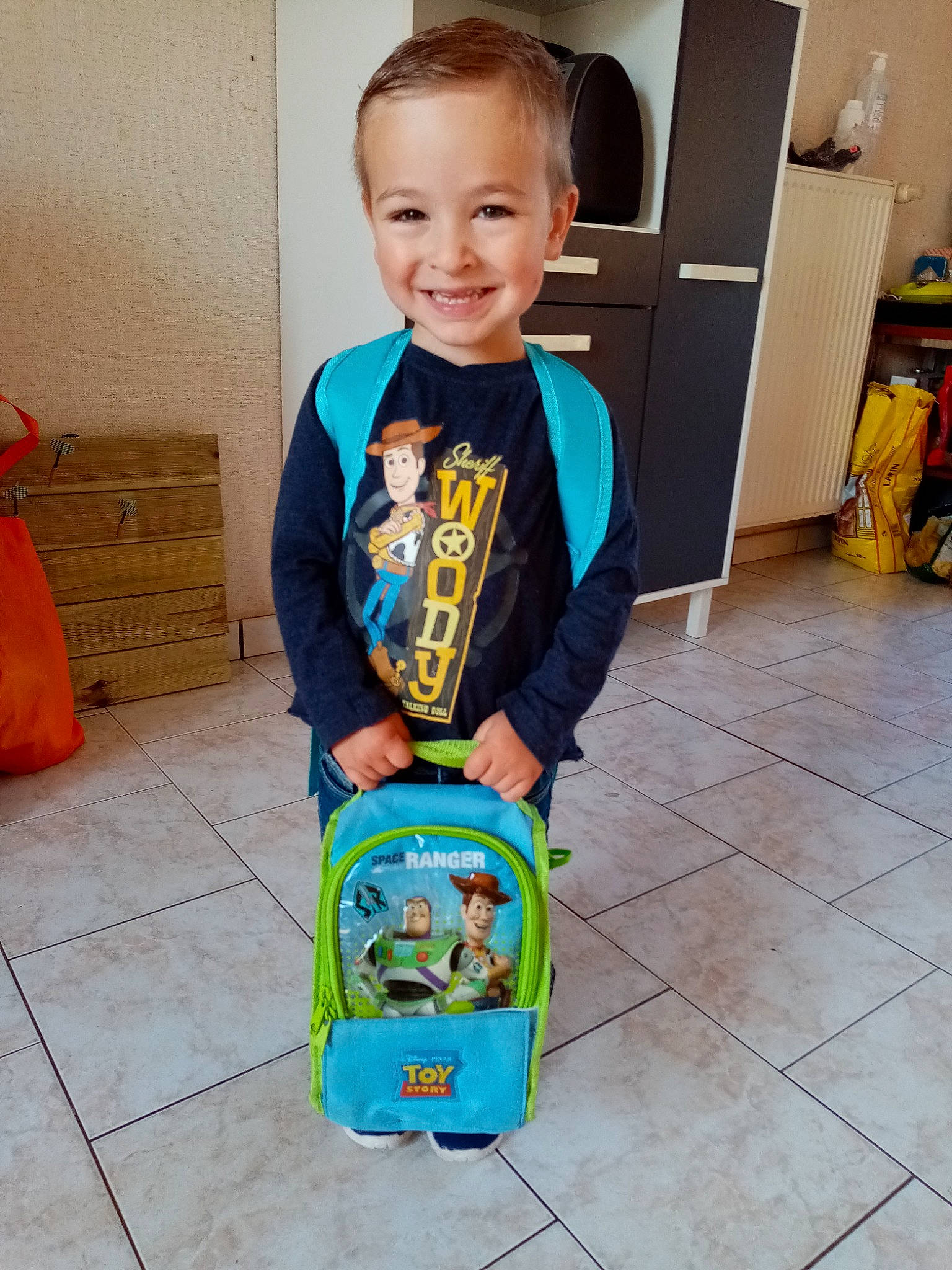 Clovis a rejoint le concours — aidez-le/la à gagner de superbes lots ! baby, baby_toddler_clothing, child, electric_blue, flooring, fun, happy, head, joy, kitchen_appliance, person, play, refrigerator, room, sitting, sleeve, smile, standing, t_shirt, toddler