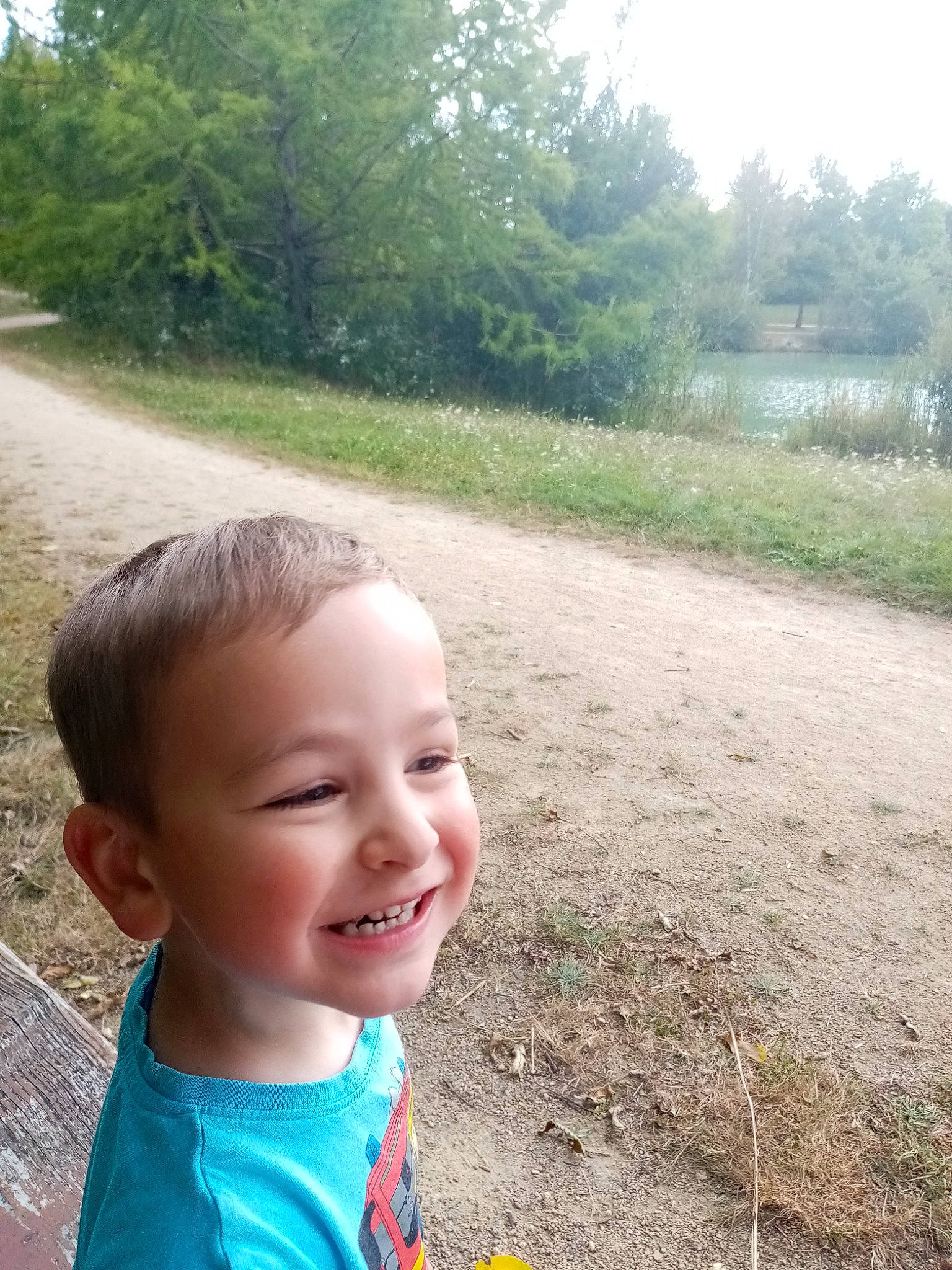 Clovis a rejoint le concours — aidez-le/la à gagner de superbes lots ! body_of_water, chin, eye, eyebrow, face, forehead, grass, happy, head, iris, joy, leisure, nose, people_in_nature, person, plant, skin, sky, smile, toddler