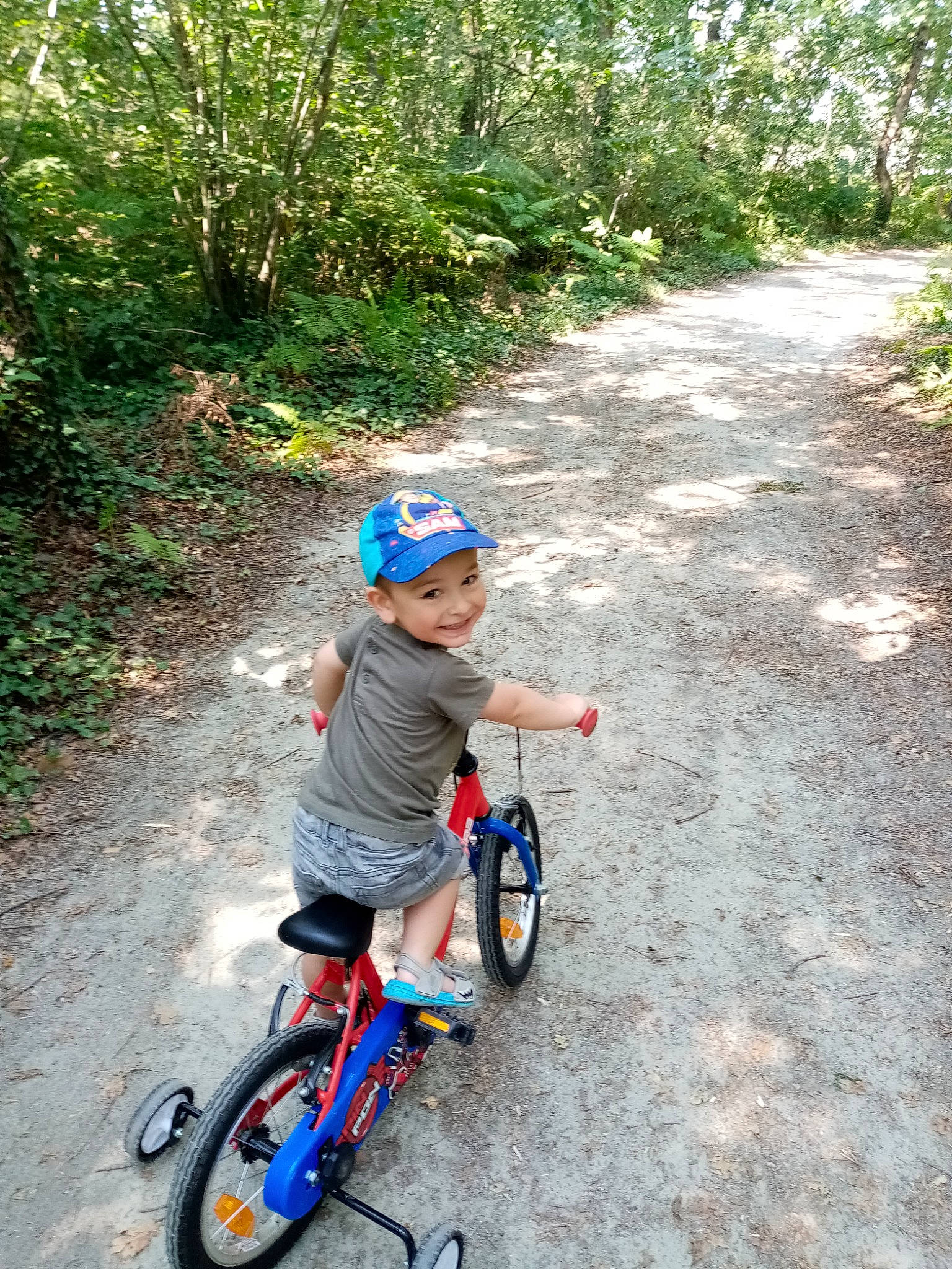 Clovis a rejoint le concours — aidez-le/la à gagner de superbes lots ! automotive_tire, bicycle, bicycle_fork, bicycle_frame, bicycle_handlebar, bicycle_helmet, bicycle_saddle, bicycle_tire, bicycle_wheel, bicycles_equipment_and_supplies, cycle_sport, cycling, grass, headwear, helmet, joy, leisure, person, plant, tire