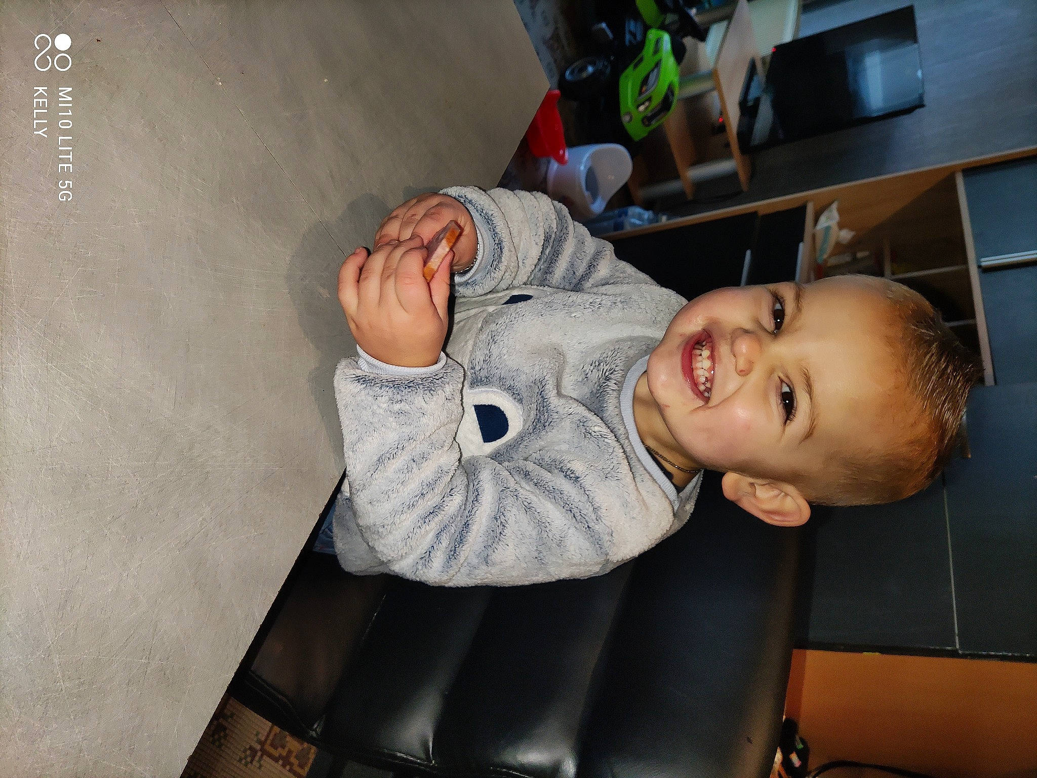 Lého a rejoint le concours — aidez-le/la à gagner de superbes lots ! baby, baby_products, baby_toddler_clothing, chair, child, comfort, fun, joy, mouth, nose, person, room, shelf, sitting, smile, suit, t_shirt, toddler