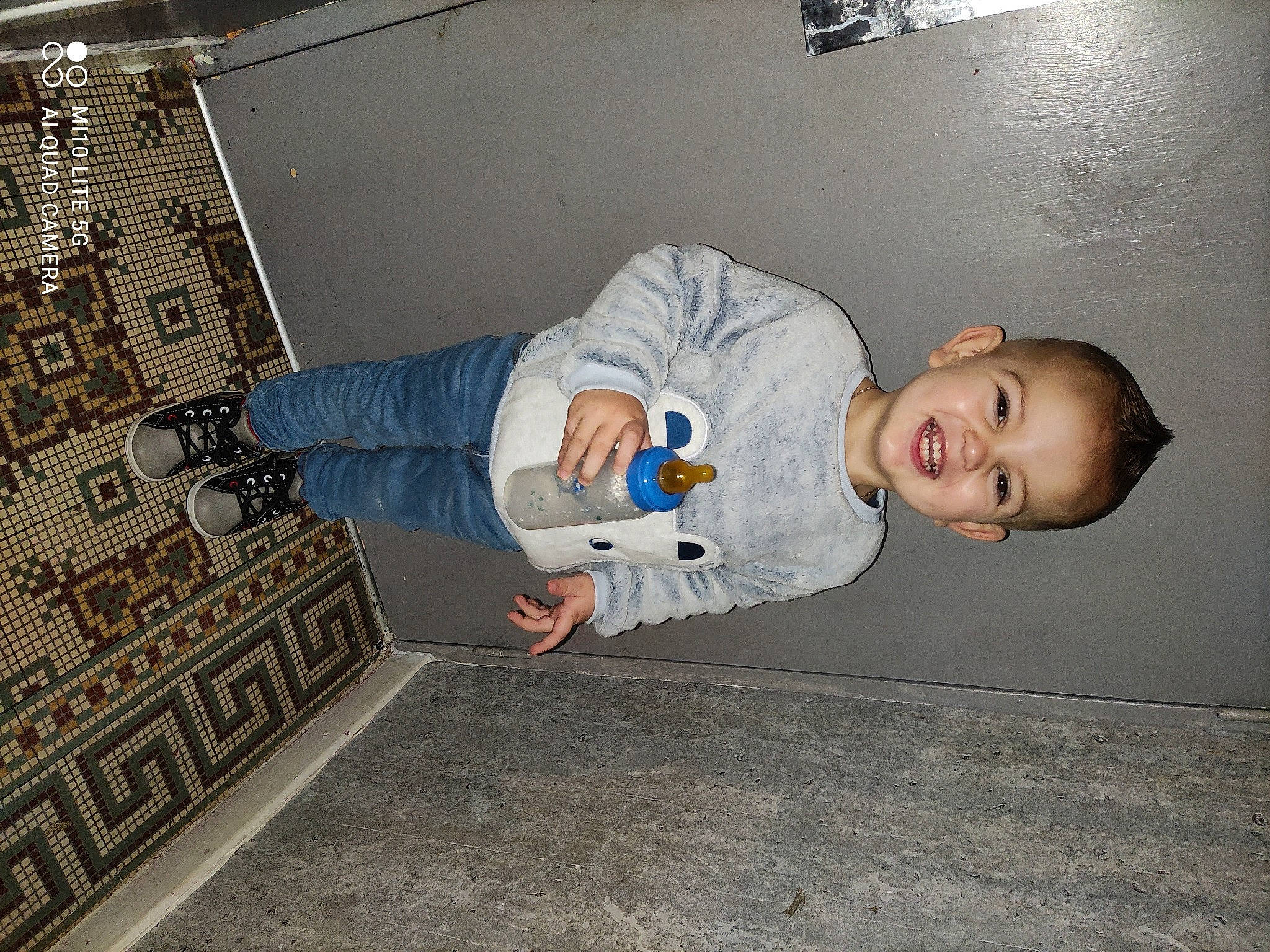 Lého a rejoint le concours — aidez-le/la à gagner de superbes lots ! baby, ceiling, child, flash_photography, floor, flooring, fun, gesture, joy, person, room, sitting, sleeve, smile, space, t_shirt, toddler, walking_shoe, wood, world