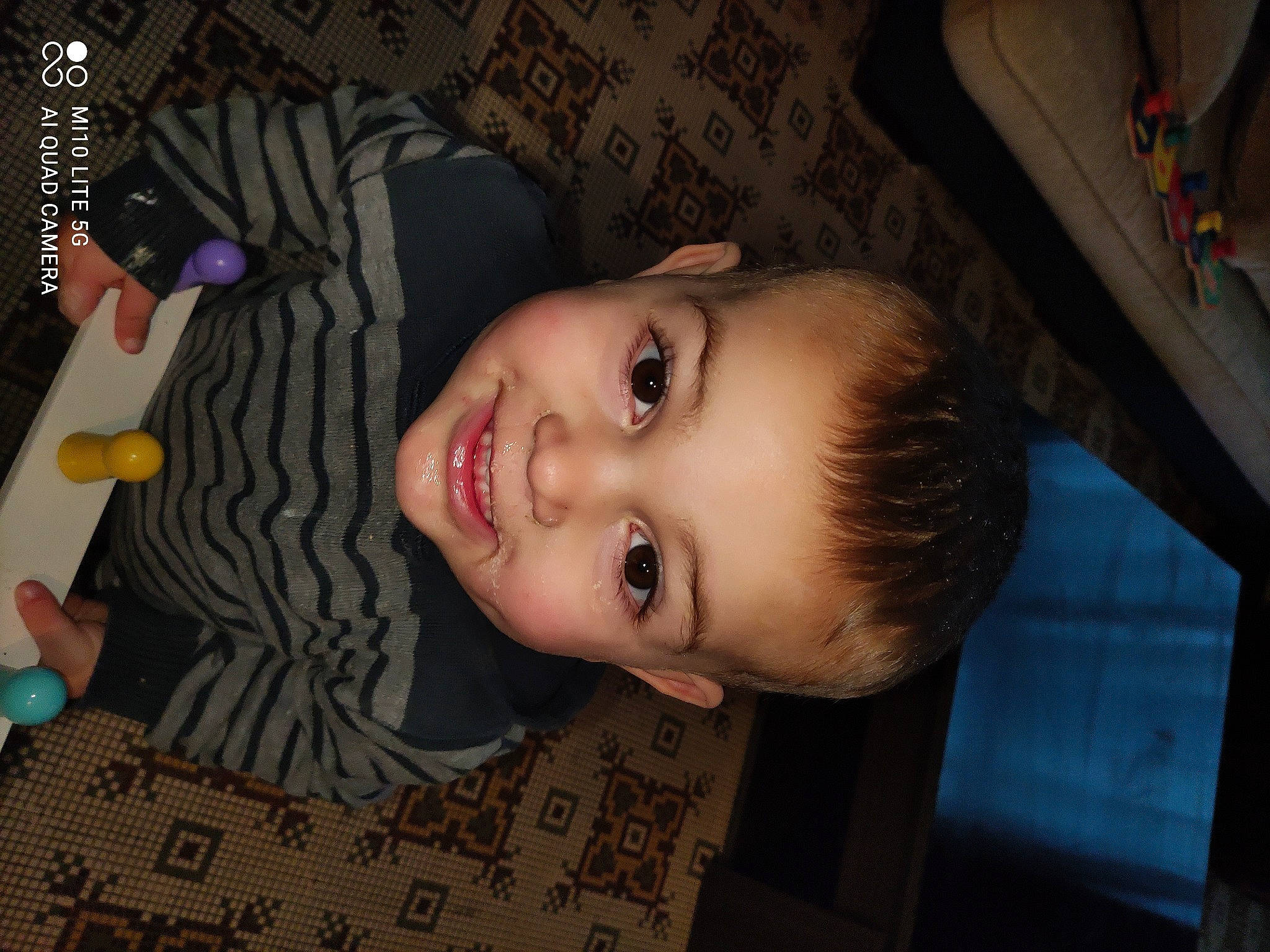 Lého participe au concours pour gagner de l'argent avec cette photo : black_hair, cheek, child, cool, ear, eyebrow, eyelash, flash_photography, forehead, fun, happy, iris, joy, lip, mouth, neck, nose, person, skin, smile