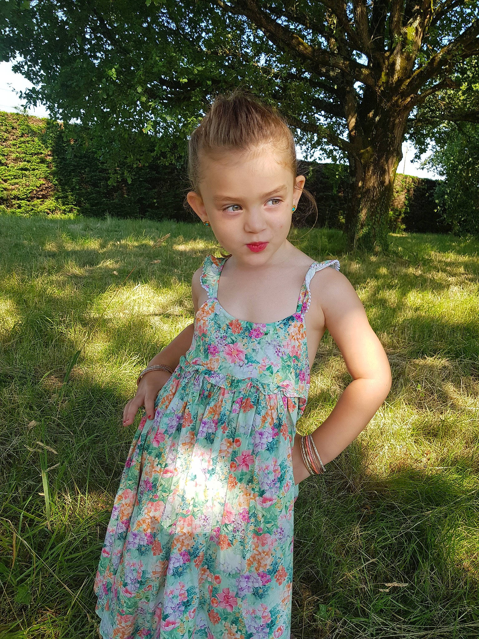 Elena participe au concours pour gagner de l'argent avec cette photo : blond, brown_hair, child, clothing, day_dress, design, dress, grass, meadow, pattern, person, pink, plant, smile, spring, summer, toddler, tree