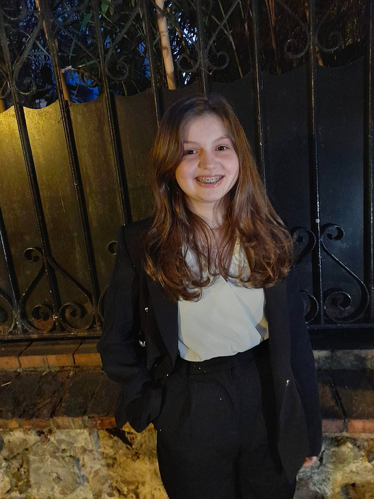 Lucie participe au concours pour gagner de l'argent avec cette photo : blond, brown_hair, cool, door, electric_blue, facial_expression, fashion, fawn, flash_photography, grass, hair, hairstyle, happy, joy, long_hair, outerwear, person, sleeve, smile, standing