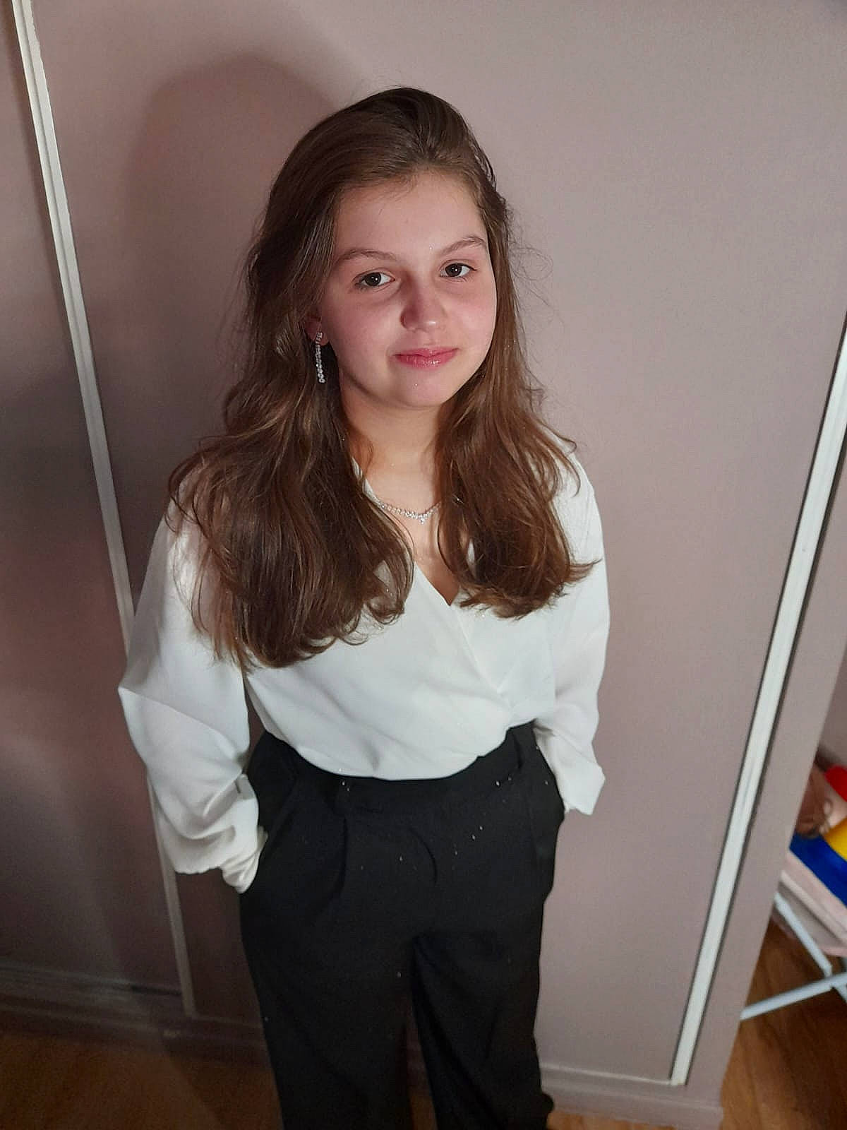 Lucie participe au concours pour gagner de l'argent avec cette photo : blazer, collar, elbow, fashion_design, flash_photography, formal_wear, gesture, happy, joy, knee, layered_hair, long_hair, long_sleeved_t_shirt, neck, person, shoulder, sleeve, standing, t_shirt, thigh