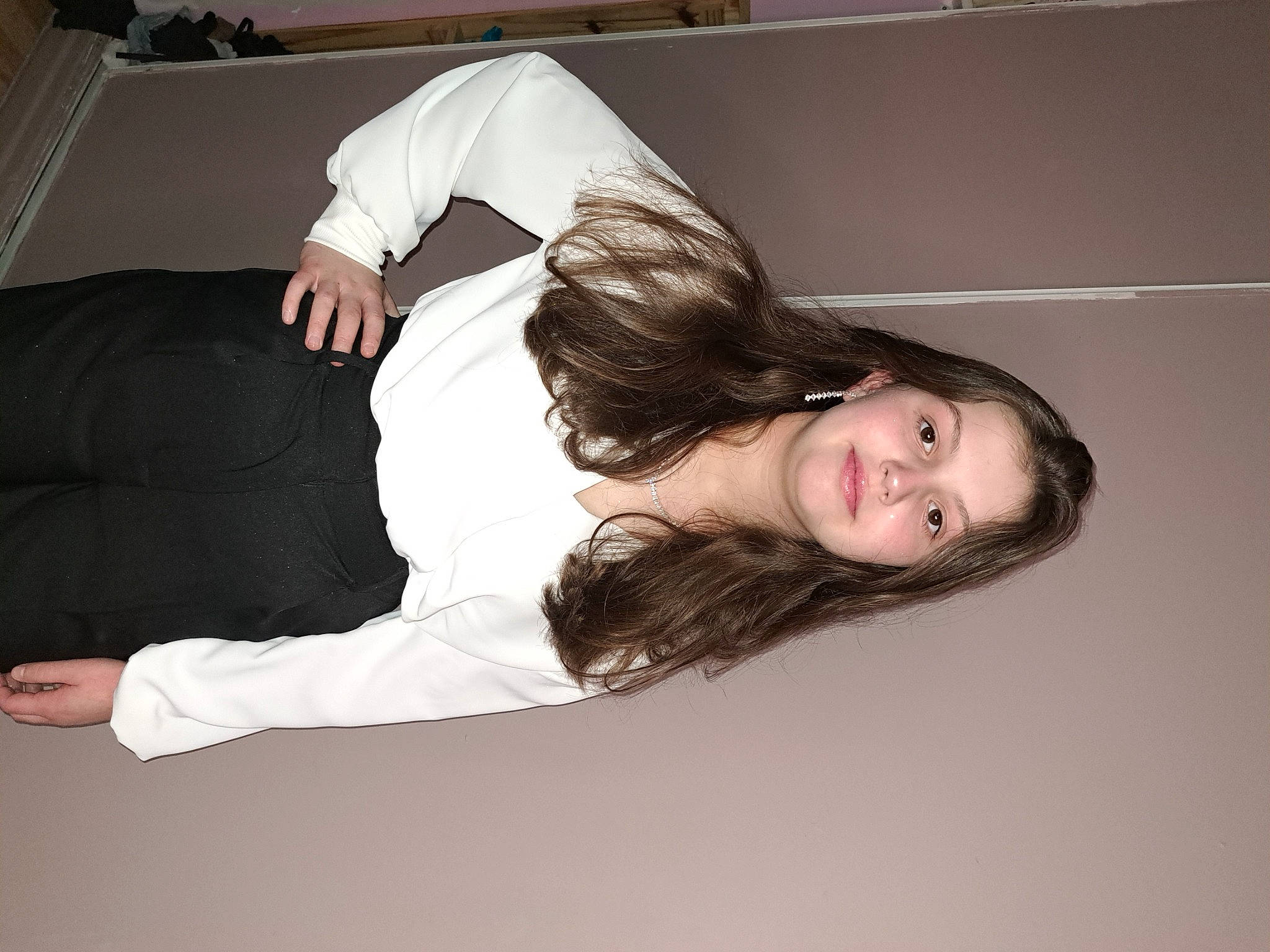 Lucie a rejoint le concours — aidez-le/la à gagner de superbes lots ! abdomen, automotive_design, black_hair, brown_hair, comfort, dress, elbow, eyelash, fashion_design, flash_photography, flooring, gesture, human_leg, joint, joy, knee, long_hair, person, shoulder, sportswear